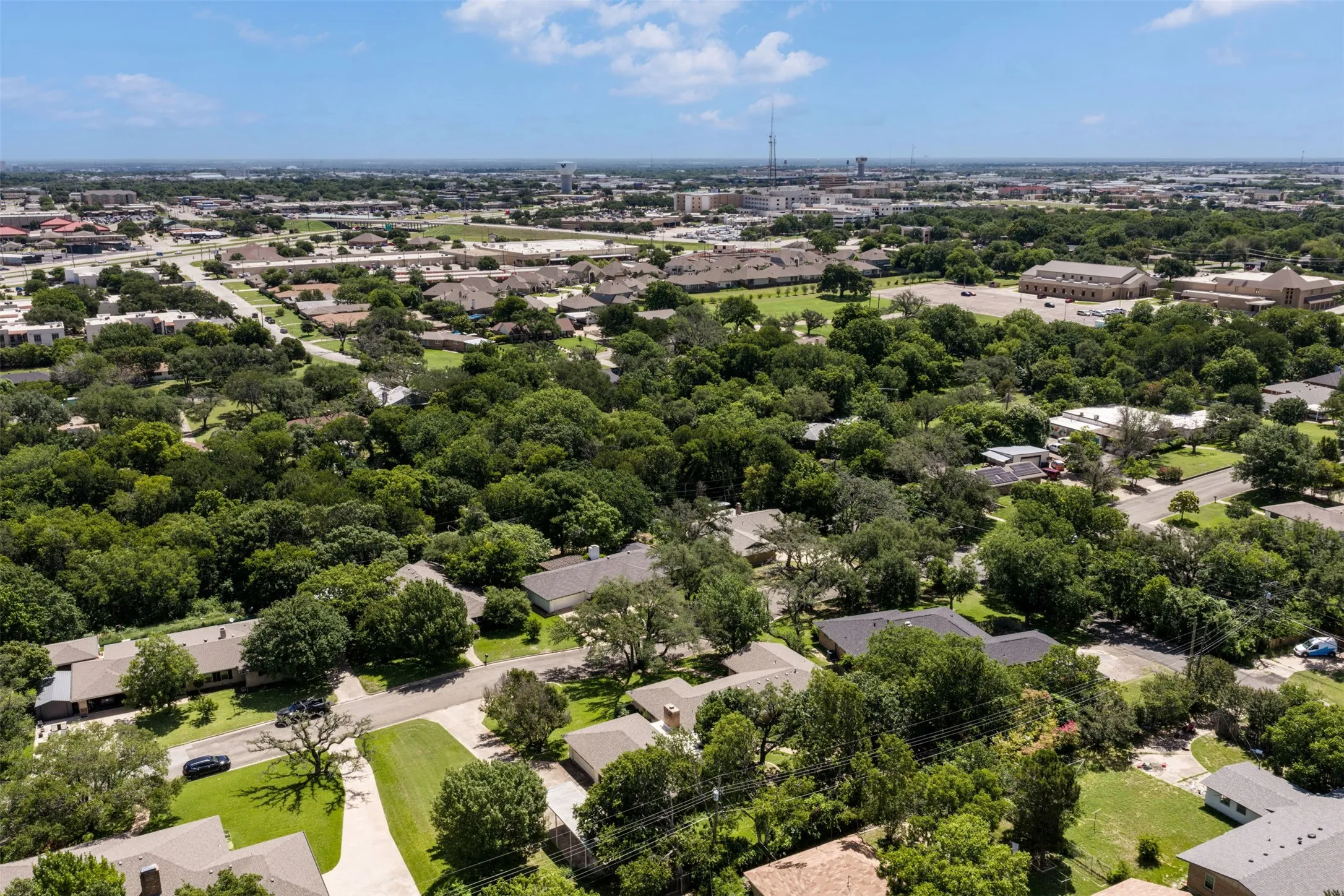Single Family Residence For Sale in Mc Lennan County , 708 Topeka Drive, Woodway, Texas 76712, 4 Bedroom, 2 Bathroom, 2 Garage spaces, 2,323 Sqft, built in 1965, mls#21285571, Real Estate Agent in Woodway, Homes For Sale in Mc Lennan county, Homes For Sale in Woodway, Realtor in Woodway Texas, Real Estate Brokerage Independent Realty Texas, Luminita Cordes Realtor
