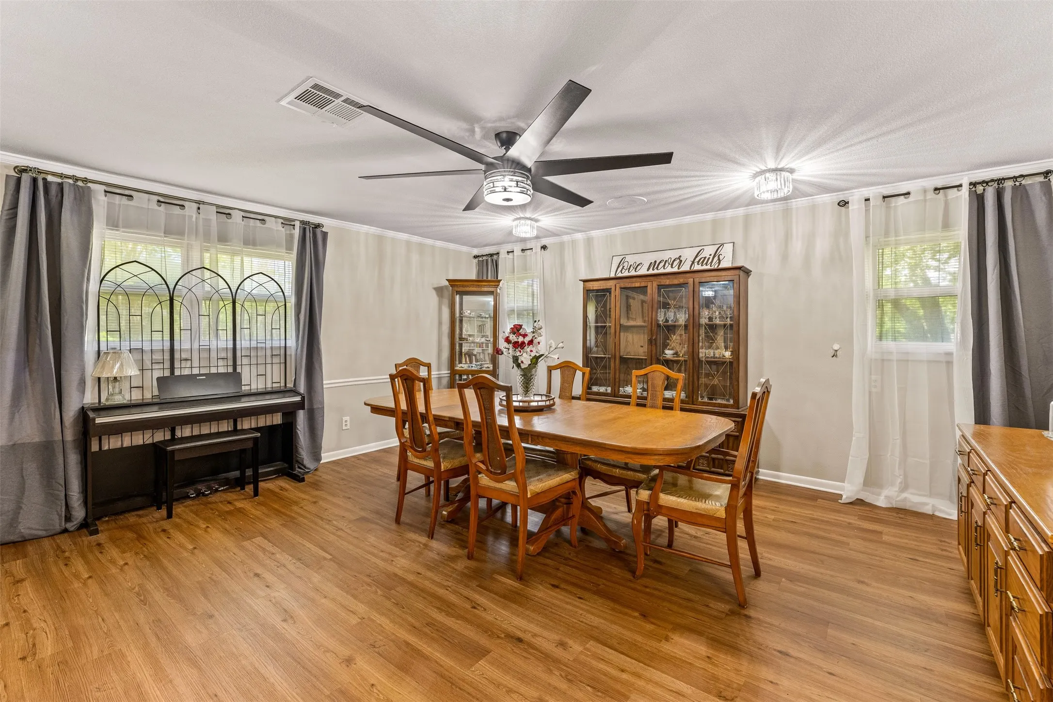 Single Family Residence For Sale in Mc Lennan County , 708 Topeka Drive, Woodway, Texas 76712, 4 Bedroom, 2 Bathroom, 2 Garage spaces, 2,323 Sqft, built in 1965, mls#21285571, Real Estate Agent in Woodway, Homes For Sale in Mc Lennan county, Homes For Sale in Woodway, Realtor in Woodway Texas, Real Estate Brokerage Independent Realty Texas, Luminita Cordes Realtor
