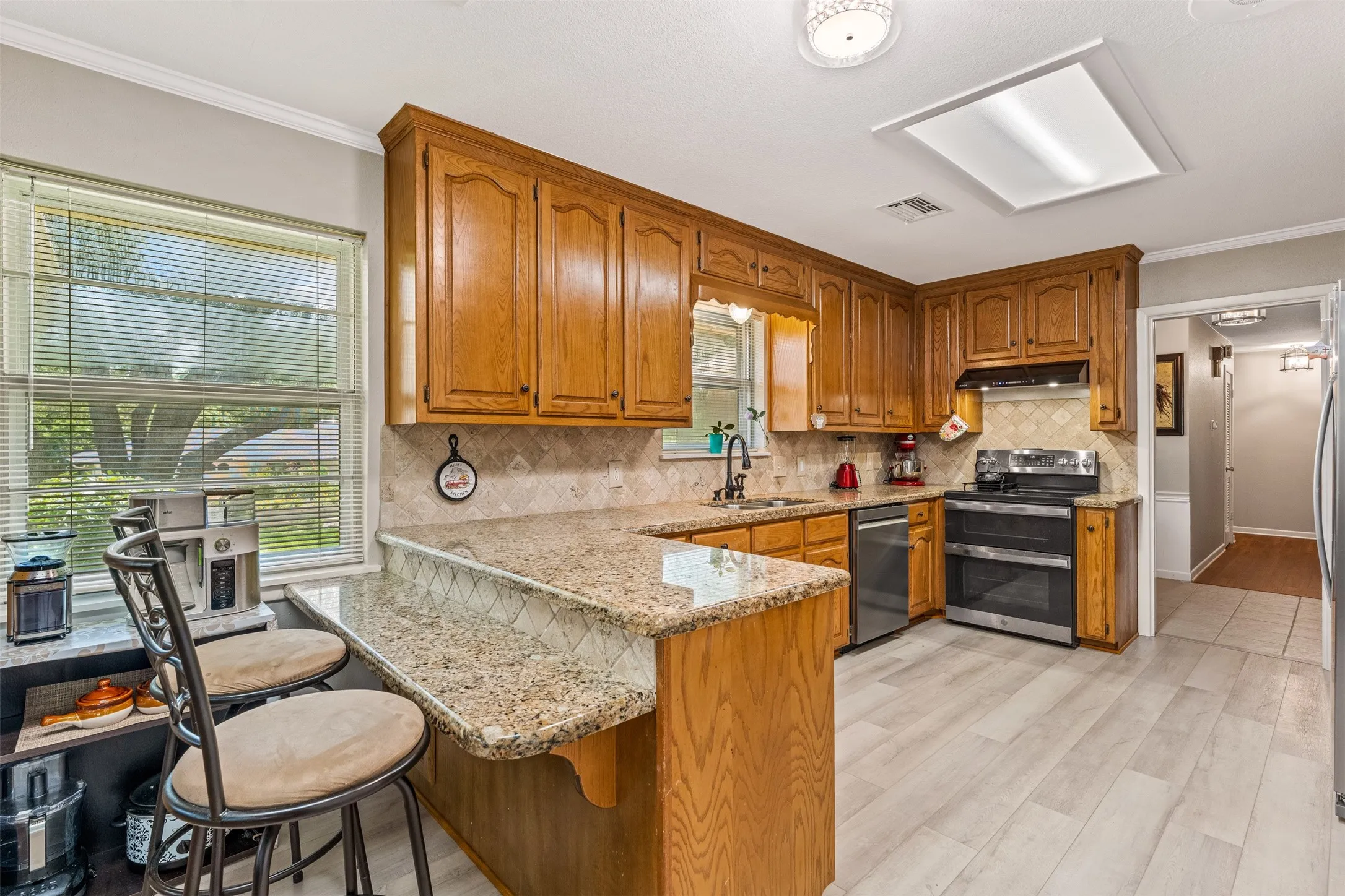 Single Family Residence For Sale in Mc Lennan County , 708 Topeka Drive, Woodway, Texas 76712, 4 Bedroom, 2 Bathroom, 2 Garage spaces, 2,323 Sqft, built in 1965, mls#21285571, Real Estate Agent in Woodway, Homes For Sale in Mc Lennan county, Homes For Sale in Woodway, Realtor in Woodway Texas, Real Estate Brokerage Independent Realty Texas, Luminita Cordes Realtor