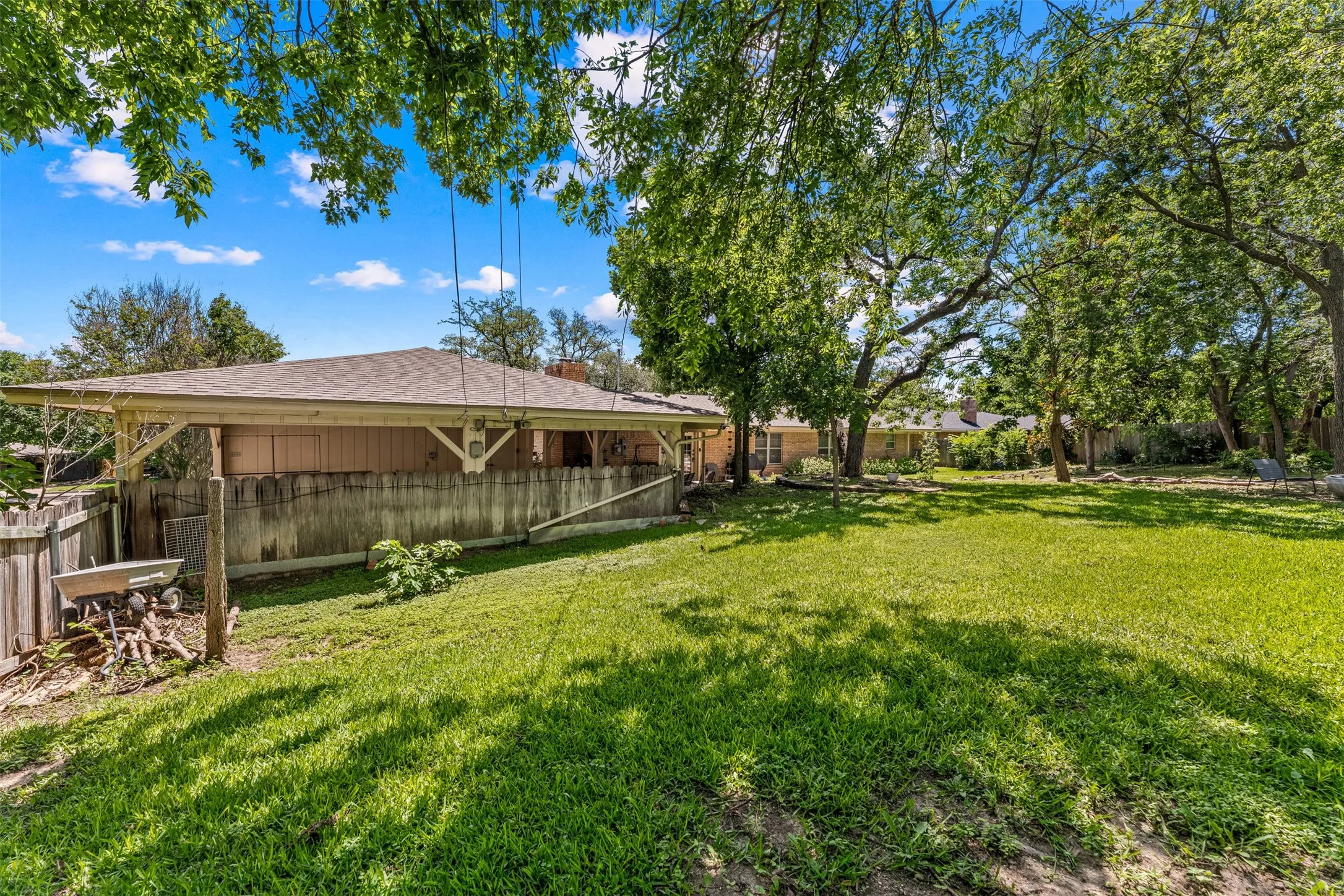 Single Family Residence For Sale in Mc Lennan County , 708 Topeka Drive, Woodway, Texas 76712, 4 Bedroom, 2 Bathroom, 2 Garage spaces, 2,323 Sqft, built in 1965, mls#21285571, Real Estate Agent in Woodway, Homes For Sale in Mc Lennan county, Homes For Sale in Woodway, Realtor in Woodway Texas, Real Estate Brokerage Independent Realty Texas, Luminita Cordes Realtor