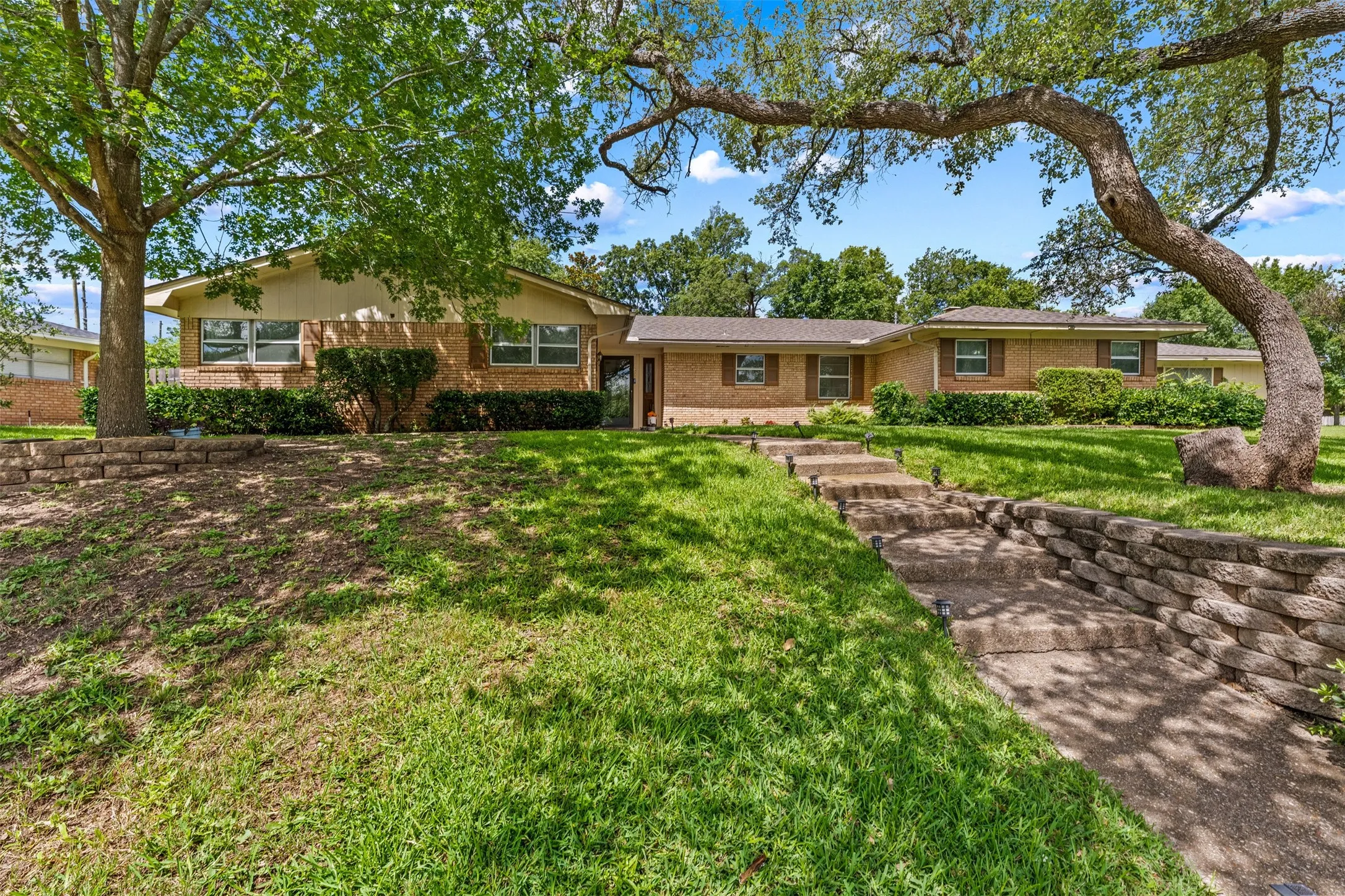 Single Family Residence For Sale in Mc Lennan County , 708 Topeka Drive, Woodway, Texas 76712, 4 Bedroom, 2 Bathroom, 2 Garage spaces, 2,323 Sqft, built in 1965, mls#21285571, Real Estate Agent in Woodway, Homes For Sale in Mc Lennan county, Homes For Sale in Woodway, Realtor in Woodway Texas, Real Estate Brokerage Independent Realty Texas, Luminita Cordes Realtor