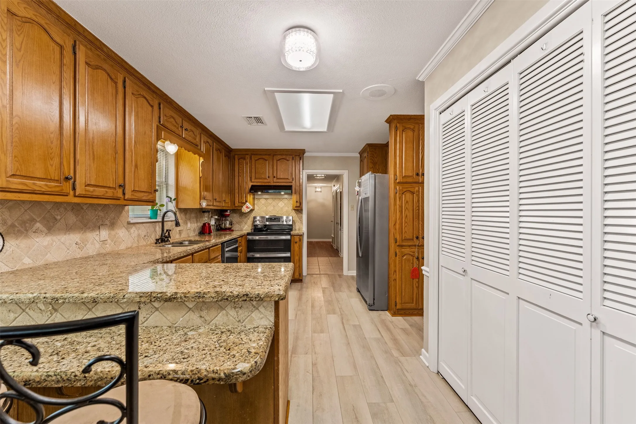 Single Family Residence For Sale in Mc Lennan County , 708 Topeka Drive, Woodway, Texas 76712, 4 Bedroom, 2 Bathroom, 2 Garage spaces, 2,323 Sqft, built in 1965, mls#21285571, Real Estate Agent in Woodway, Homes For Sale in Mc Lennan county, Homes For Sale in Woodway, Realtor in Woodway Texas, Real Estate Brokerage Independent Realty Texas, Luminita Cordes Realtor