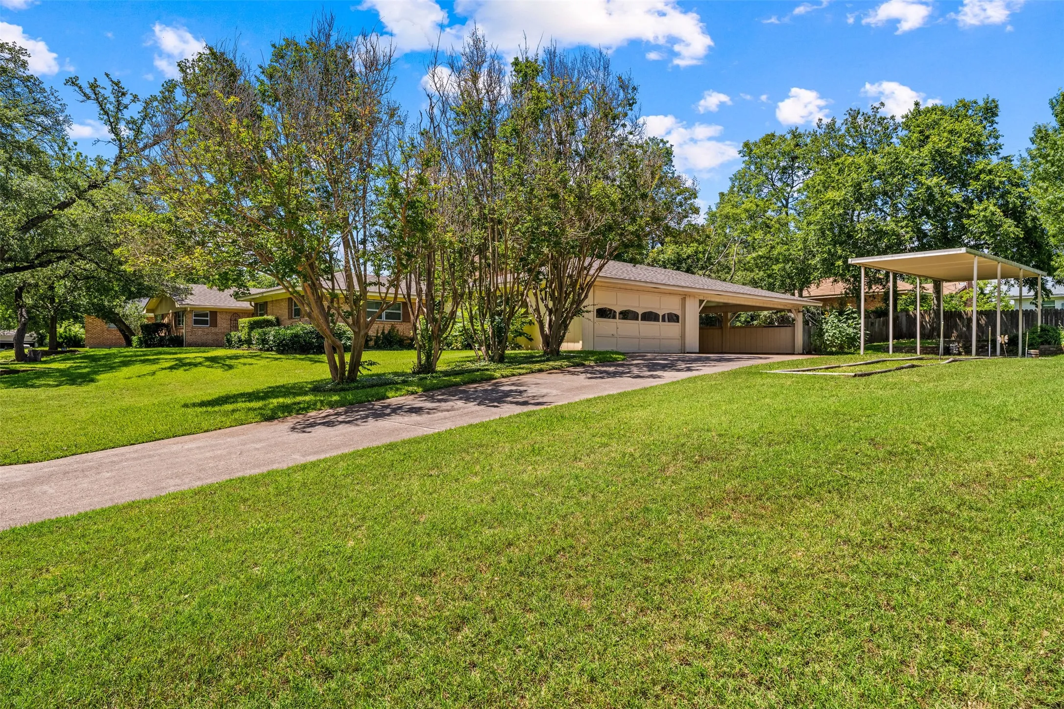 Single Family Residence For Sale in Mc Lennan County , 708 Topeka Drive, Woodway, Texas 76712, 4 Bedroom, 2 Bathroom, 2 Garage spaces, 2,323 Sqft, built in 1965, mls#21285571, Real Estate Agent in Woodway, Homes For Sale in Mc Lennan county, Homes For Sale in Woodway, Realtor in Woodway Texas, Real Estate Brokerage Independent Realty Texas, Luminita Cordes Realtor