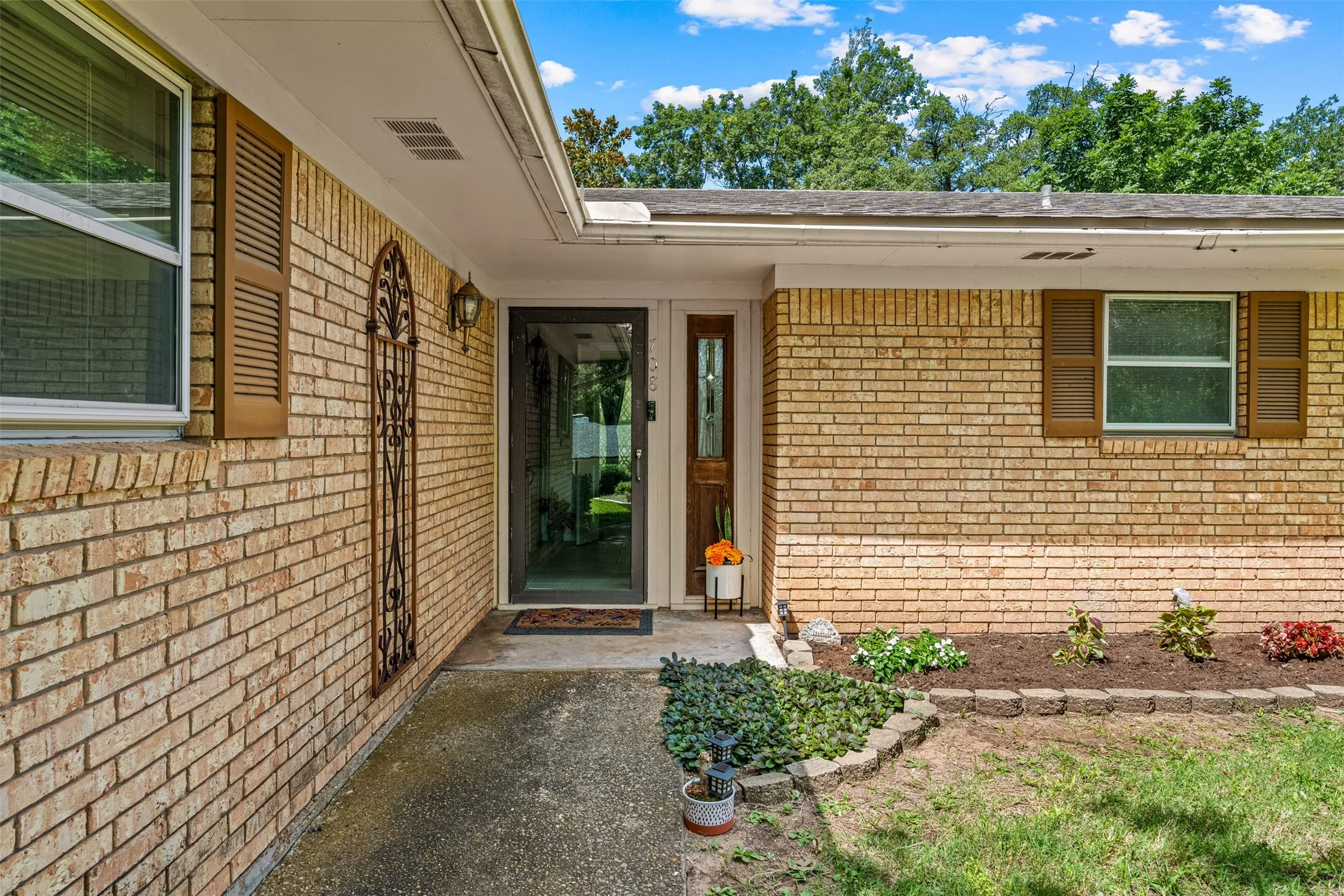 Single Family Residence For Sale in Mc Lennan County , 708 Topeka Drive, Woodway, Texas 76712, 4 Bedroom, 2 Bathroom, 2 Garage spaces, 2,323 Sqft, built in 1965, mls#21285571, Real Estate Agent in Woodway, Homes For Sale in Mc Lennan county, Homes For Sale in Woodway, Realtor in Woodway Texas, Real Estate Brokerage Independent Realty Texas, Luminita Cordes Realtor