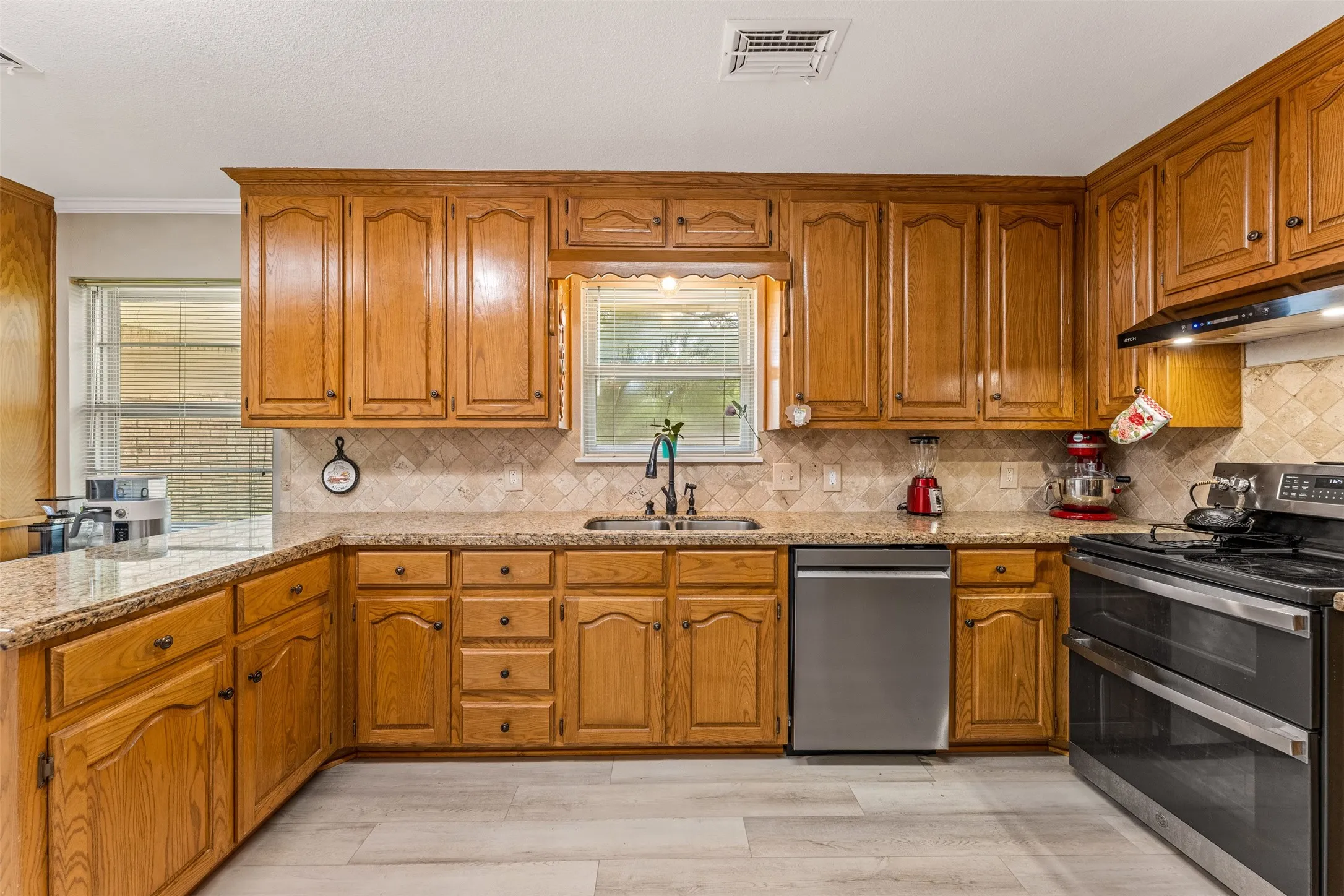 Single Family Residence For Sale in Mc Lennan County , 708 Topeka Drive, Woodway, Texas 76712, 4 Bedroom, 2 Bathroom, 2 Garage spaces, 2,323 Sqft, built in 1965, mls#21285571, Real Estate Agent in Woodway, Homes For Sale in Mc Lennan county, Homes For Sale in Woodway, Realtor in Woodway Texas, Real Estate Brokerage Independent Realty Texas, Luminita Cordes Realtor