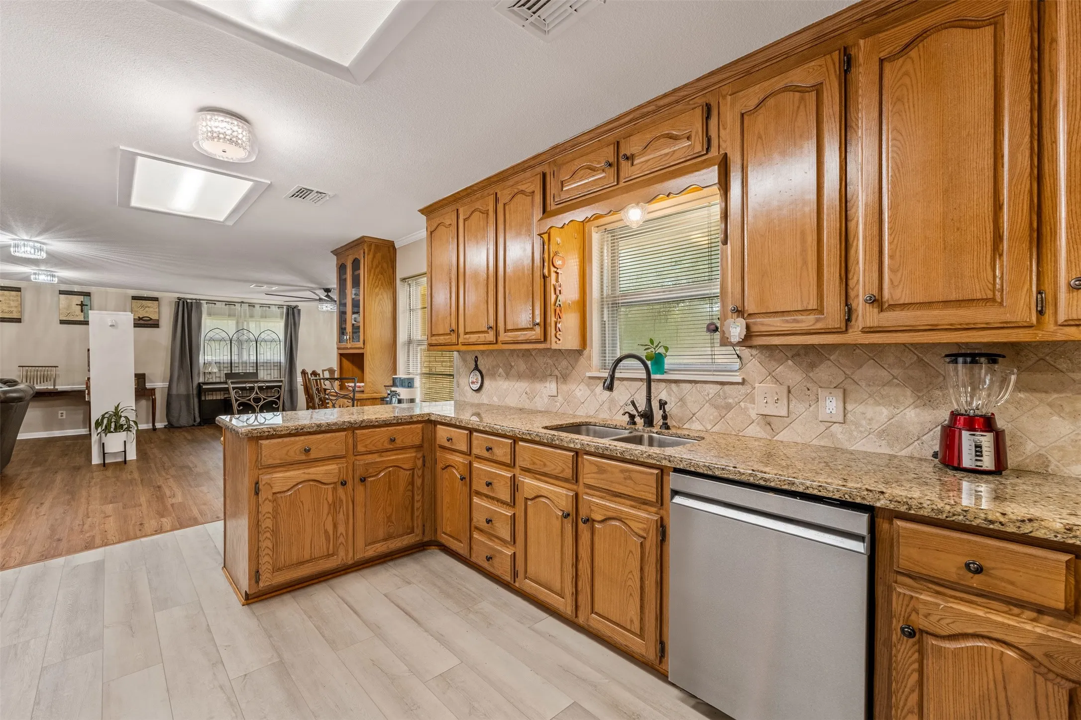 Single Family Residence For Sale in Mc Lennan County , 708 Topeka Drive, Woodway, Texas 76712, 4 Bedroom, 2 Bathroom, 2 Garage spaces, 2,323 Sqft, built in 1965, mls#21285571, Real Estate Agent in Woodway, Homes For Sale in Mc Lennan county, Homes For Sale in Woodway, Realtor in Woodway Texas, Real Estate Brokerage Independent Realty Texas, Luminita Cordes Realtor