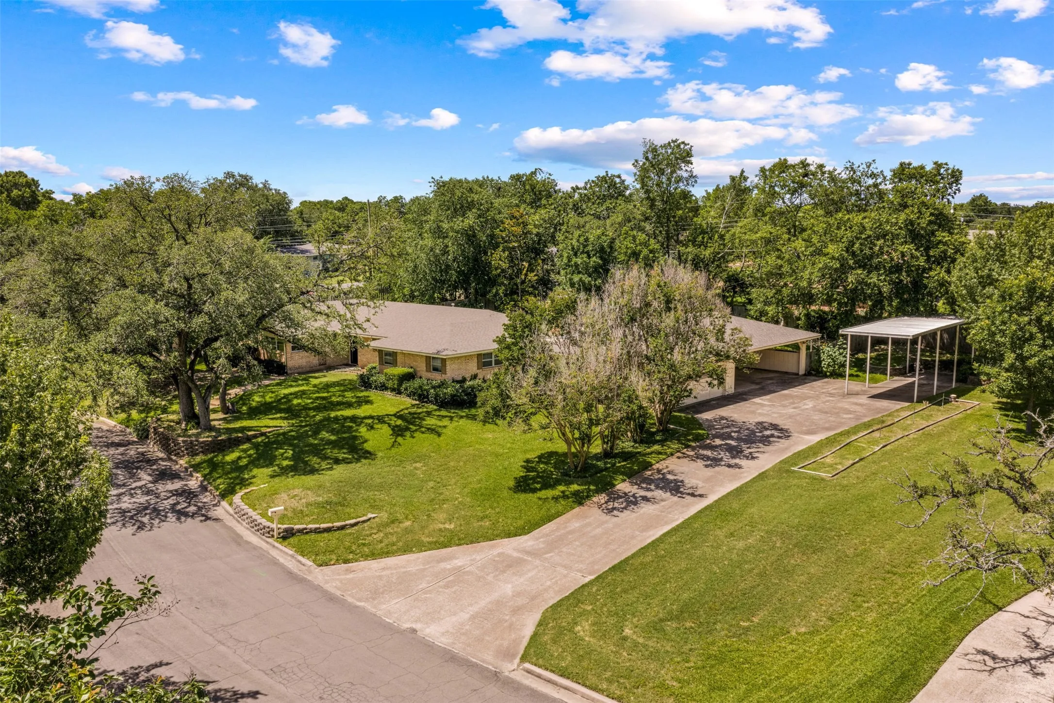 Single Family Residence For Sale in Mc Lennan County , 708 Topeka Drive, Woodway, Texas 76712, 4 Bedroom, 2 Bathroom, 2 Garage spaces, 2,323 Sqft, built in 1965, mls#21285571, Real Estate Agent in Woodway, Homes For Sale in Mc Lennan county, Homes For Sale in Woodway, Realtor in Woodway Texas, Real Estate Brokerage Independent Realty Texas, Luminita Cordes Realtor