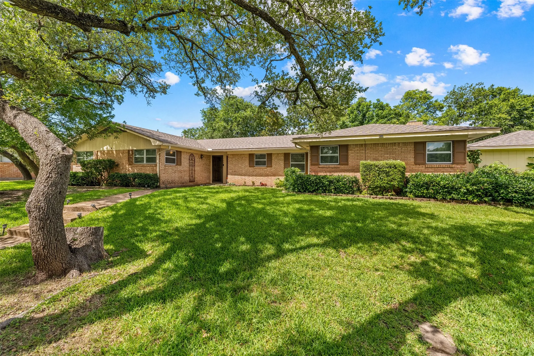 Single Family Residence For Sale in Mc Lennan County , 708 Topeka Drive, Woodway, Texas 76712, 4 Bedroom, 2 Bathroom, 2 Garage spaces, 2,323 Sqft, built in 1965, mls#21285571, Real Estate Agent in Woodway, Homes For Sale in Mc Lennan county, Homes For Sale in Woodway, Realtor in Woodway Texas, Real Estate Brokerage Independent Realty Texas, Luminita Cordes Realtor