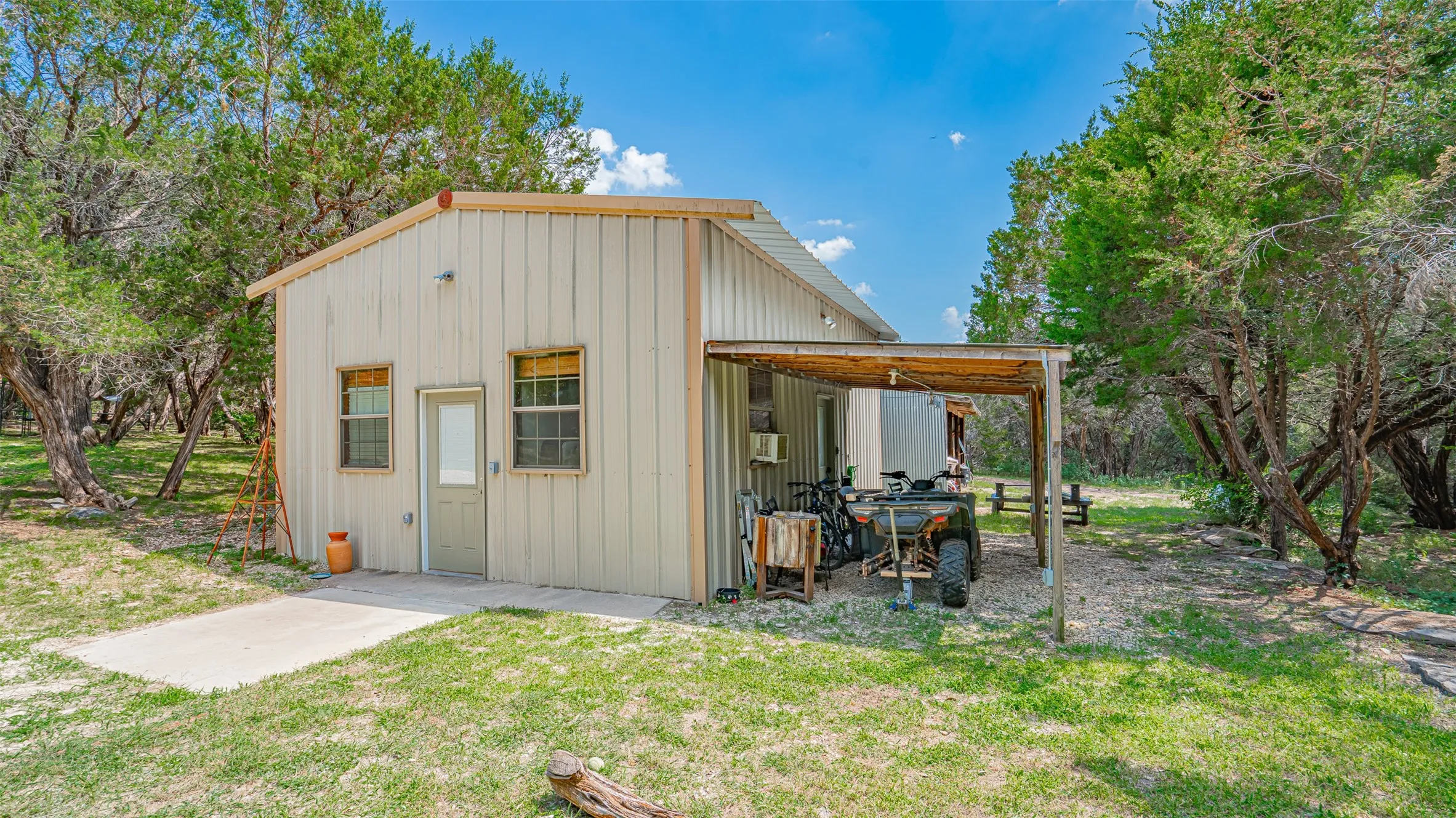 Single Family Residence For Sale in Somervell County , 1129 County Road 306 #B, Glen Rose, Texas 76077, 4 Bedroom, 3 Bathroom, Garage spaces, 2,364 Sqft, built in 1992, mls#21301482, Real Estate Agent in Glen Rose, Homes For Sale in Somervell county, Homes For Sale in Glen Rose, Realtor in Glen Rose Texas, Real Estate Brokerage Independent Realty Texas, Luminita Cordes Realtor