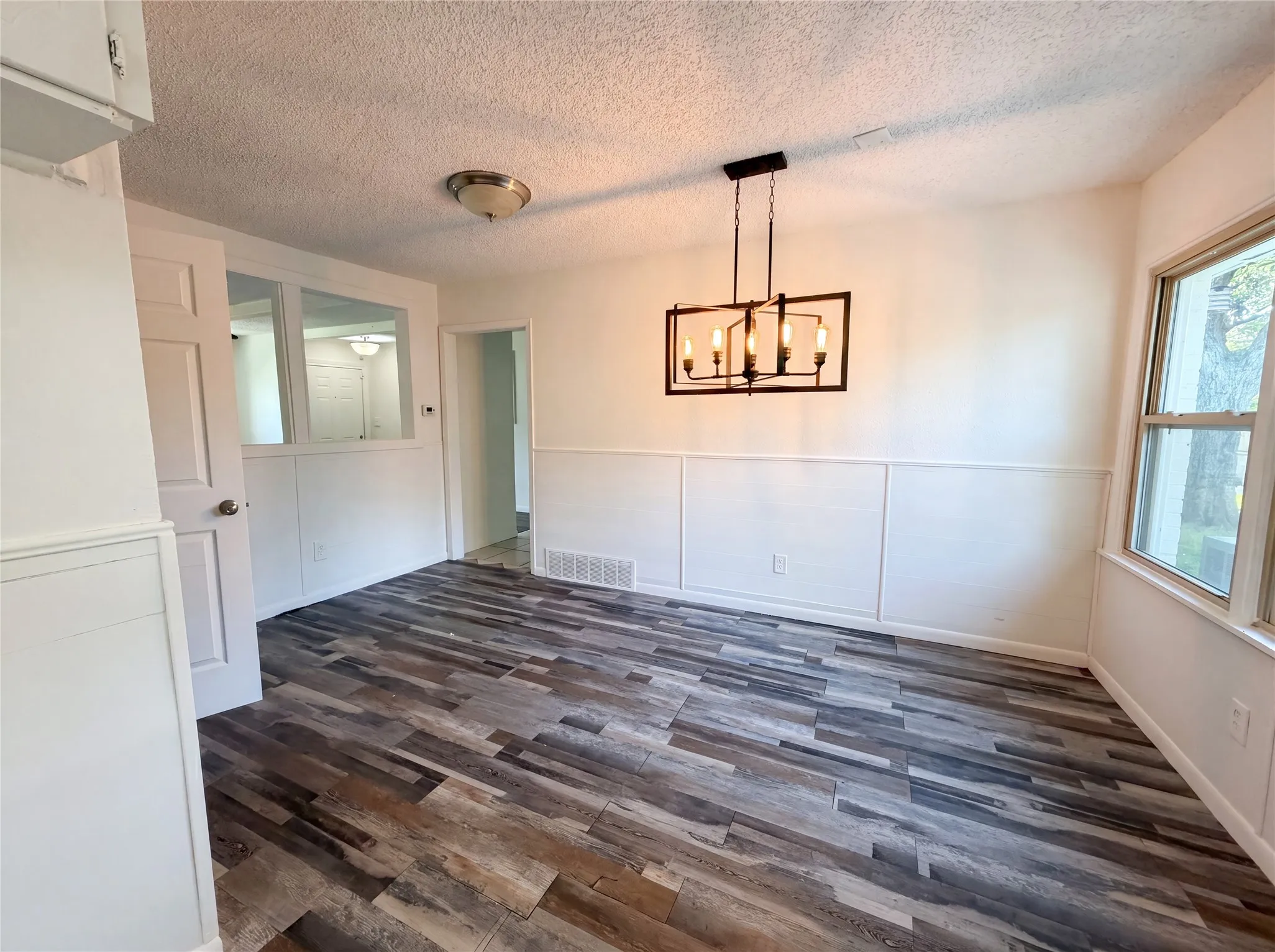 Single Family Residence For Sale in Tarrant County , 402 Childers Avenue, Benbrook, Texas 76126, 3 Bedroom, 2 Bathroom, 1 Garage spaces, 1,548 Sqft, built in 1957, mls#21301026, Real Estate Agent in Benbrook, Homes For Sale in Tarrant county, Homes For Sale in Benbrook, Realtor in Benbrook Texas, Real Estate Brokerage Independent Realty Texas, Luminita Cordes Realtor