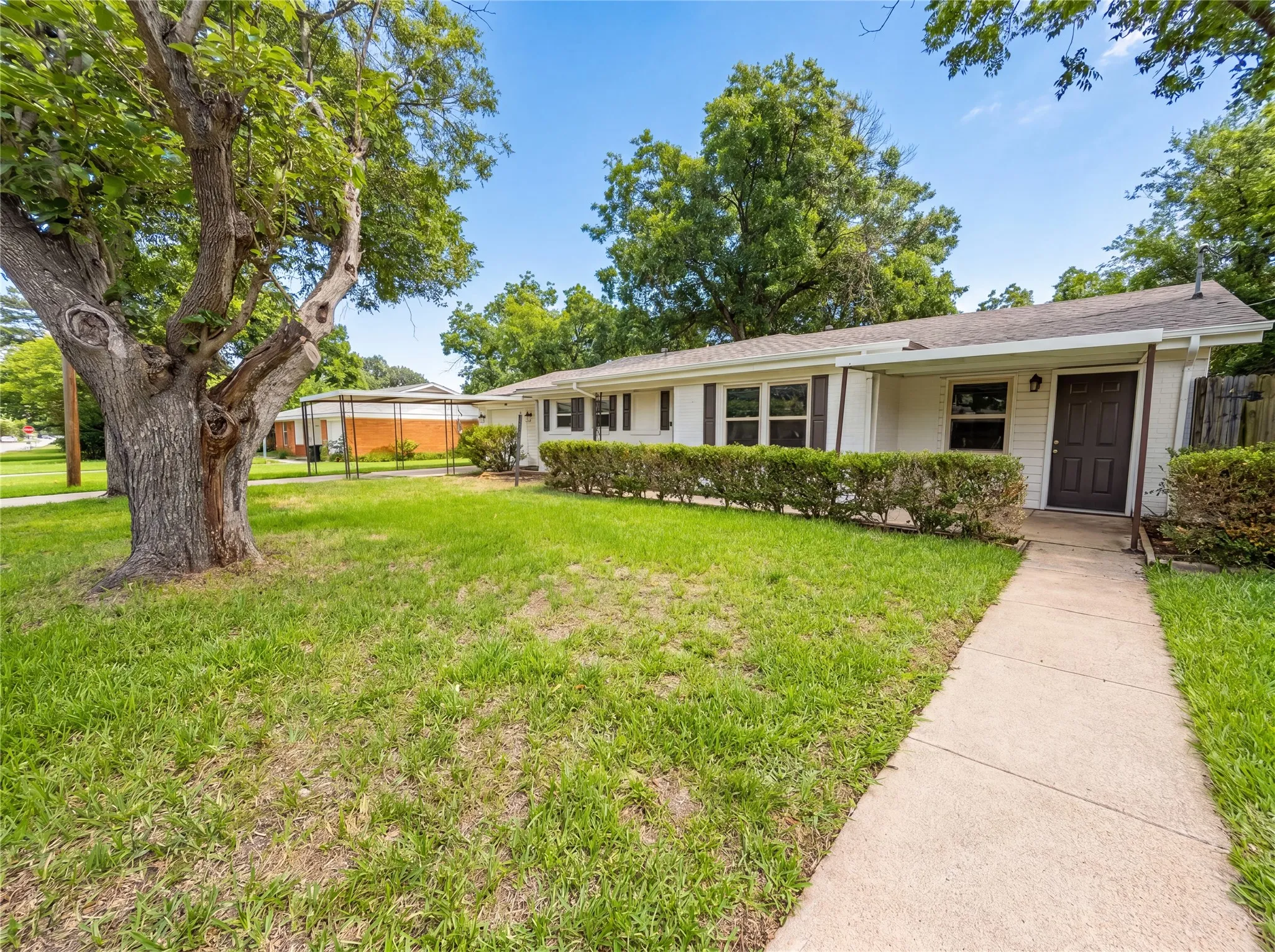 Single Family Residence For Sale in Tarrant County , 402 Childers Avenue, Benbrook, Texas 76126, 3 Bedroom, 2 Bathroom, 1 Garage spaces, 1,548 Sqft, built in 1957, mls#21301026, Real Estate Agent in Benbrook, Homes For Sale in Tarrant county, Homes For Sale in Benbrook, Realtor in Benbrook Texas, Real Estate Brokerage Independent Realty Texas, Luminita Cordes Realtor