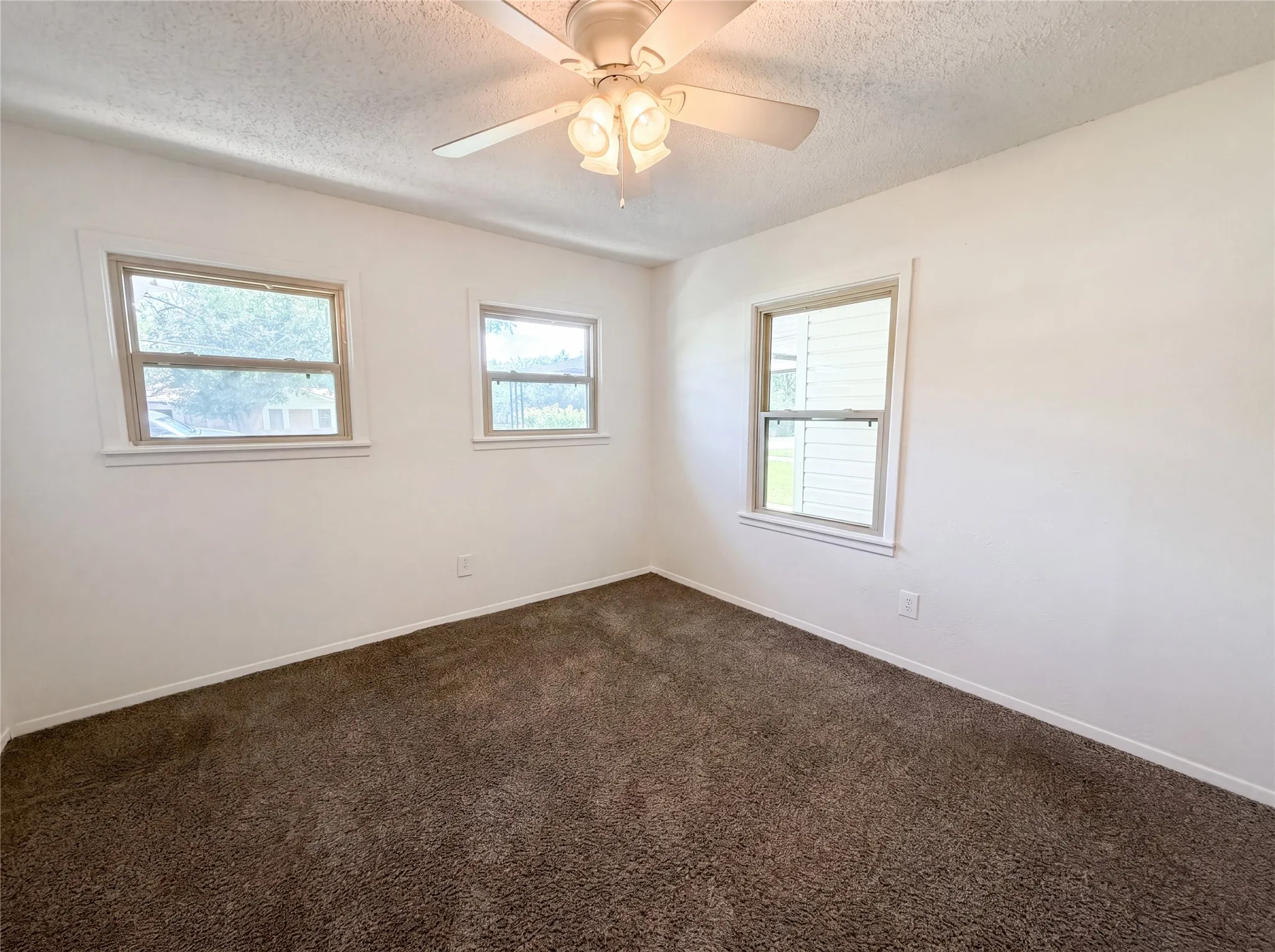 Single Family Residence For Sale in Tarrant County , 402 Childers Avenue, Benbrook, Texas 76126, 3 Bedroom, 2 Bathroom, 1 Garage spaces, 1,548 Sqft, built in 1957, mls#21301026, Real Estate Agent in Benbrook, Homes For Sale in Tarrant county, Homes For Sale in Benbrook, Realtor in Benbrook Texas, Real Estate Brokerage Independent Realty Texas, Luminita Cordes Realtor