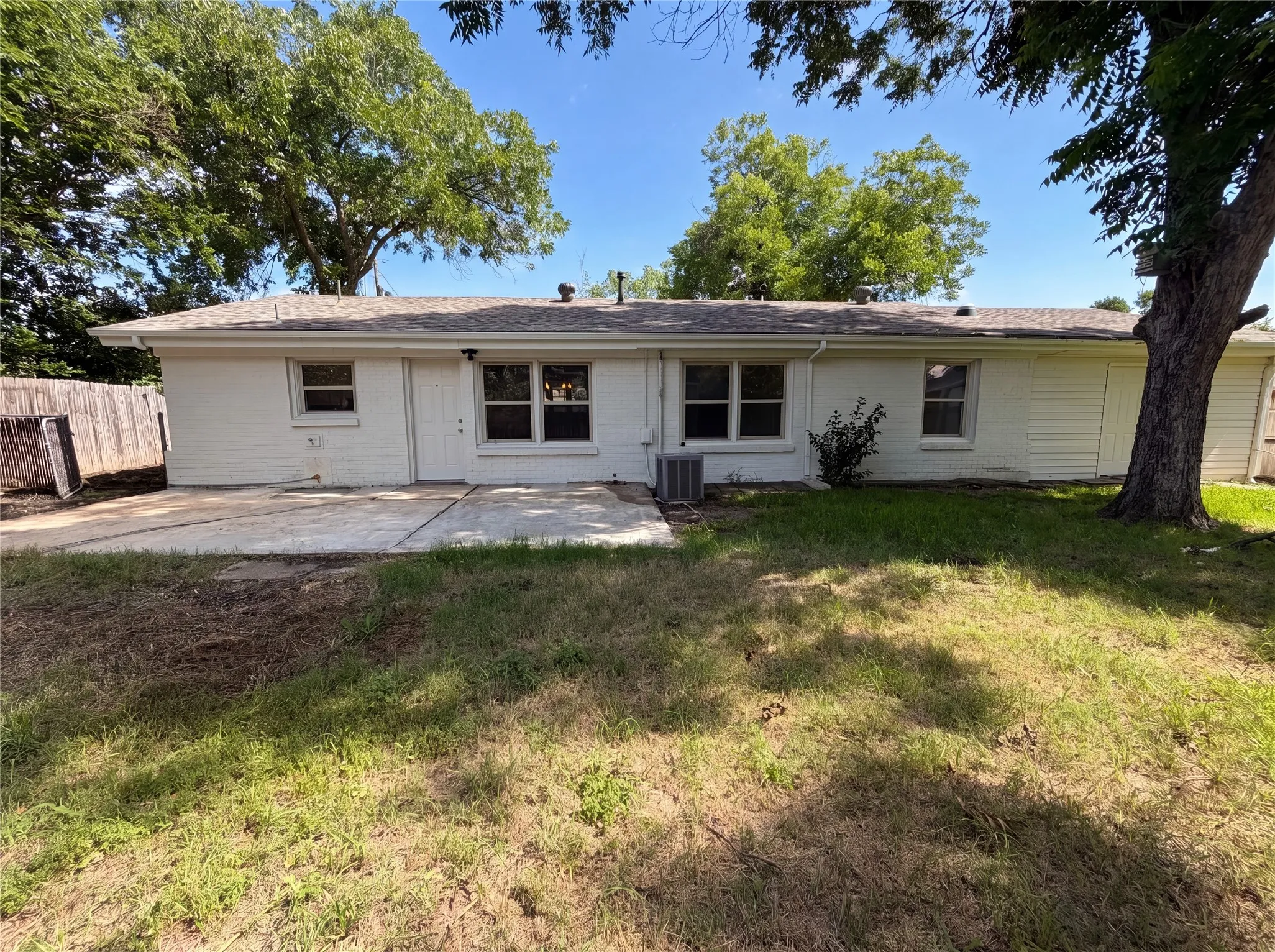 Single Family Residence For Sale in Tarrant County , 402 Childers Avenue, Benbrook, Texas 76126, 3 Bedroom, 2 Bathroom, 1 Garage spaces, 1,548 Sqft, built in 1957, mls#21301026, Real Estate Agent in Benbrook, Homes For Sale in Tarrant county, Homes For Sale in Benbrook, Realtor in Benbrook Texas, Real Estate Brokerage Independent Realty Texas, Luminita Cordes Realtor