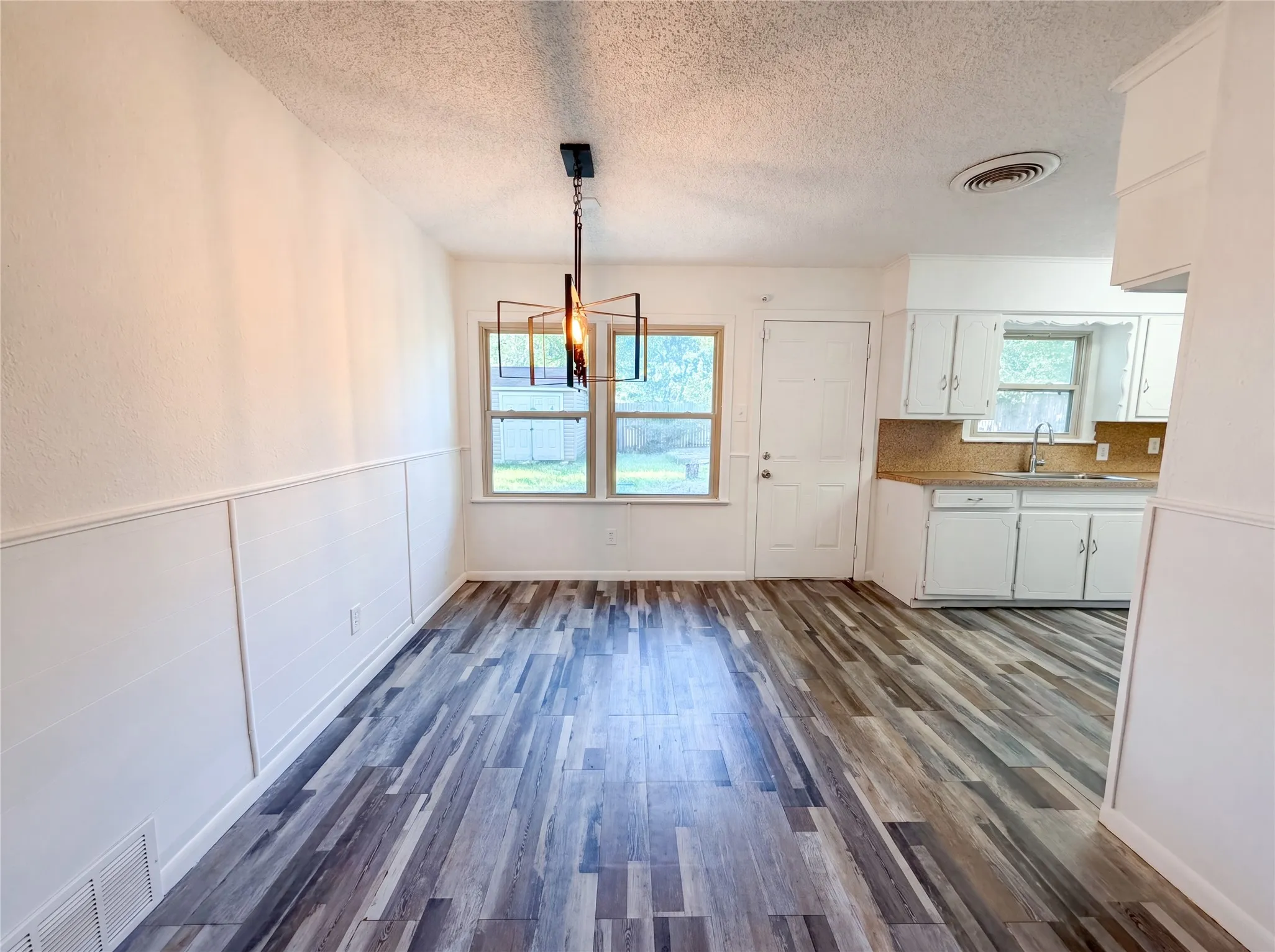 Single Family Residence For Sale in Tarrant County , 402 Childers Avenue, Benbrook, Texas 76126, 3 Bedroom, 2 Bathroom, 1 Garage spaces, 1,548 Sqft, built in 1957, mls#21301026, Real Estate Agent in Benbrook, Homes For Sale in Tarrant county, Homes For Sale in Benbrook, Realtor in Benbrook Texas, Real Estate Brokerage Independent Realty Texas, Luminita Cordes Realtor