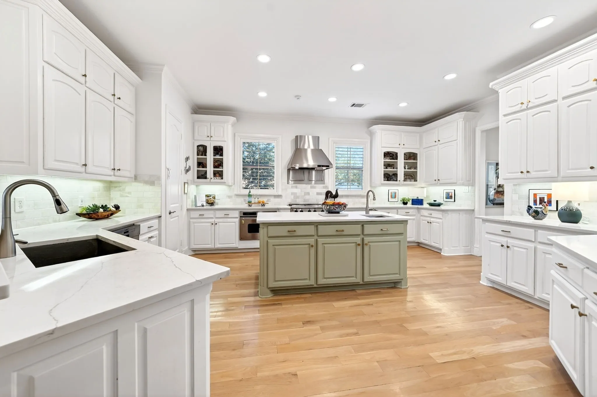 Single Family Residence For Sale in Rockwall County , 1729 Bison Meadow Lane, Heath, Texas 75032, 5 Bedroom, 6 Bathroom, 5 Garage spaces, 6,558 Sqft, built in 2000, mls#21291062, Real Estate Agent in Heath, Homes For Sale in Rockwall county, Homes For Sale in Heath, Realtor in Heath Texas, Real Estate Brokerage Independent Realty Texas, Luminita Cordes Realtor