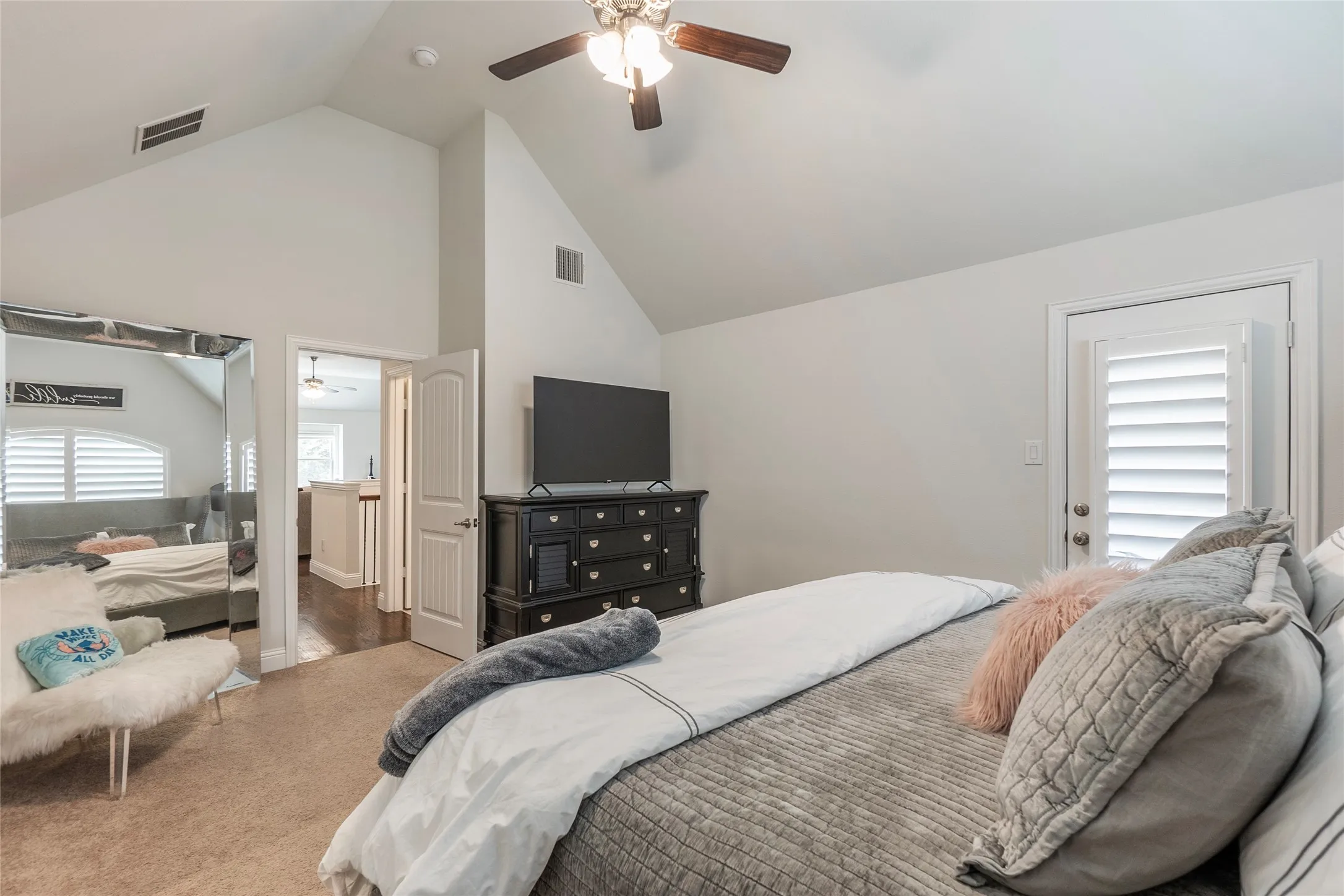 High vaulted ceiling with ceiling fan & lights