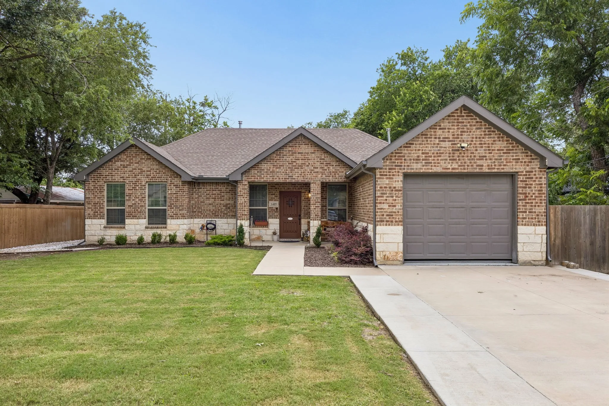 Single Family Residence For Sale in Dallas County , 1409 Powell Road, Mesquite, Texas 75149, 3 Bedroom, 2 Bathroom, 1 Garage spaces, 1,764 Sqft, built in 2020, mls#21301310, Real Estate Agent in Mesquite, Homes For Sale in Dallas county, Homes For Sale in Mesquite, Realtor in Mesquite Texas, Real Estate Brokerage Independent Realty Texas, Luminita Cordes Realtor