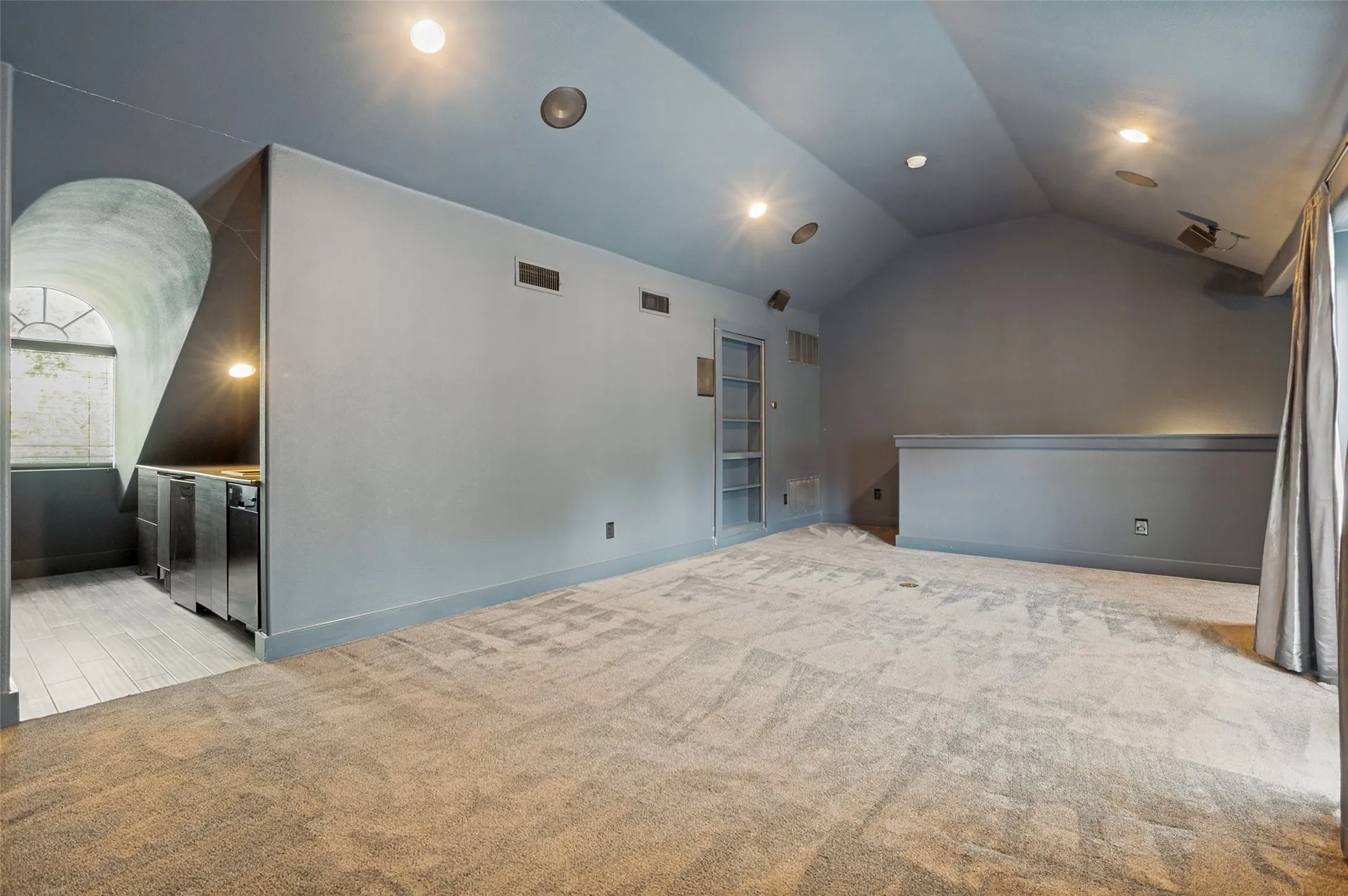 Condominium For Sale in Dallas County , 2205 Canton Street 105, Dallas, Texas 75201, 3 Bedroom, 4 Bathroom, 2 Garage spaces, 3,020 Sqft, built in 2001, mls#21301234, Real Estate Agent in Dallas, Homes For Sale in Dallas county, Homes For Sale in Dallas, Realtor in Dallas Texas, Real Estate Brokerage Independent Realty Texas, Luminita Cordes Realtor