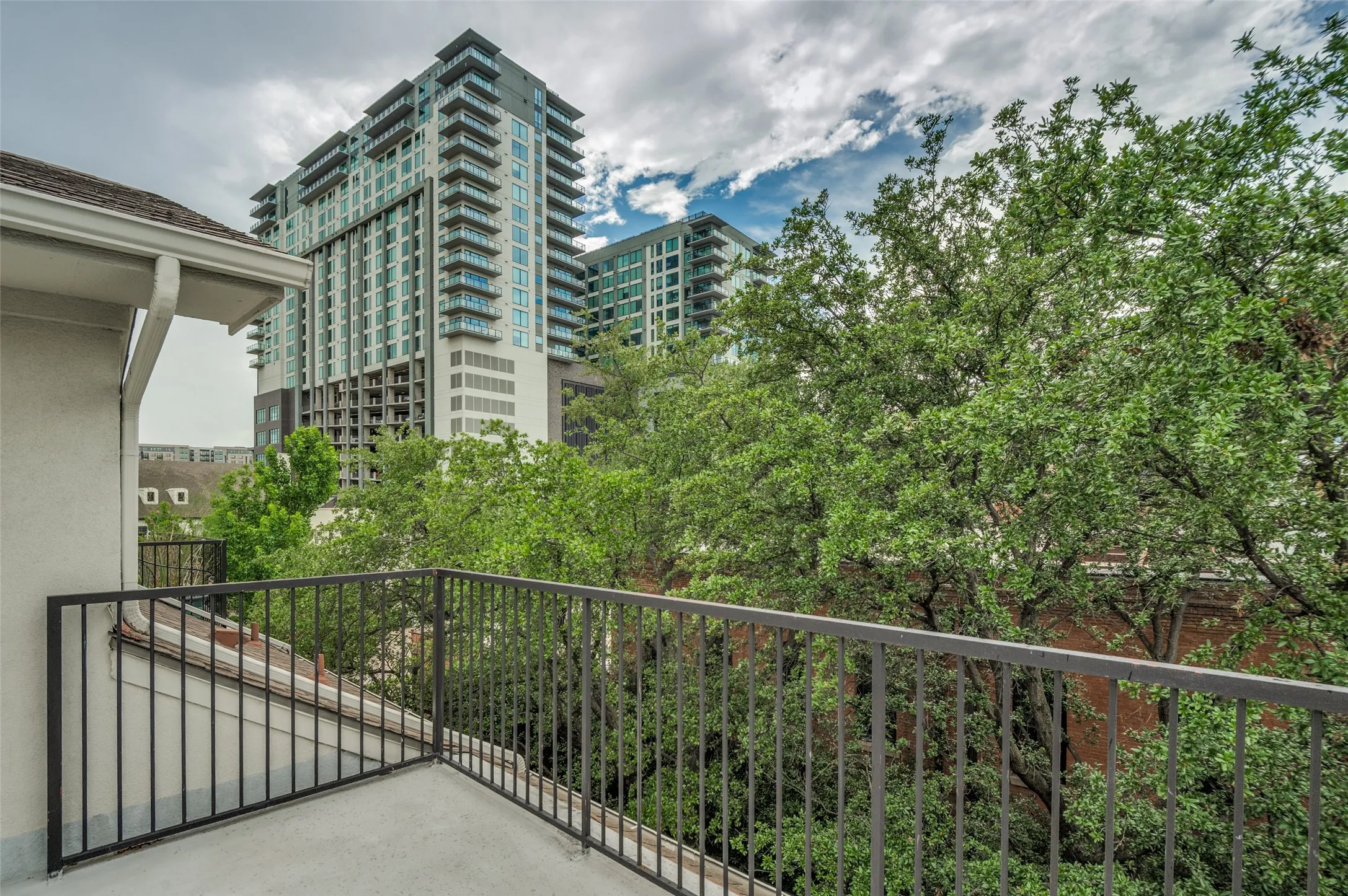 Condominium For Sale in Dallas County , 2205 Canton Street 105, Dallas, Texas 75201, 3 Bedroom, 4 Bathroom, 2 Garage spaces, 3,020 Sqft, built in 2001, mls#21301234, Real Estate Agent in Dallas, Homes For Sale in Dallas county, Homes For Sale in Dallas, Realtor in Dallas Texas, Real Estate Brokerage Independent Realty Texas, Luminita Cordes Realtor