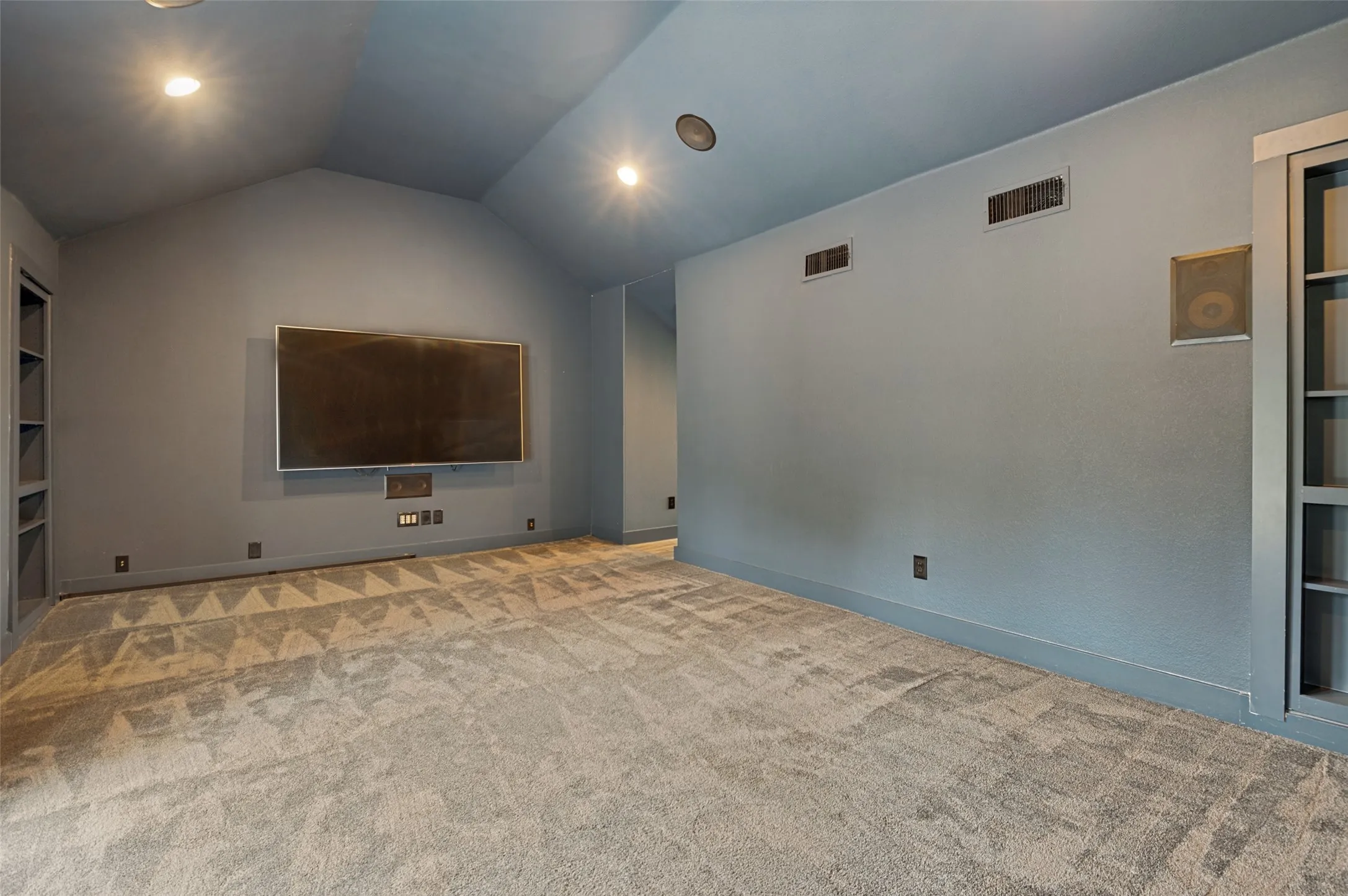 Condominium For Sale in Dallas County , 2205 Canton Street 105, Dallas, Texas 75201, 3 Bedroom, 4 Bathroom, 2 Garage spaces, 3,020 Sqft, built in 2001, mls#21301234, Real Estate Agent in Dallas, Homes For Sale in Dallas county, Homes For Sale in Dallas, Realtor in Dallas Texas, Real Estate Brokerage Independent Realty Texas, Luminita Cordes Realtor