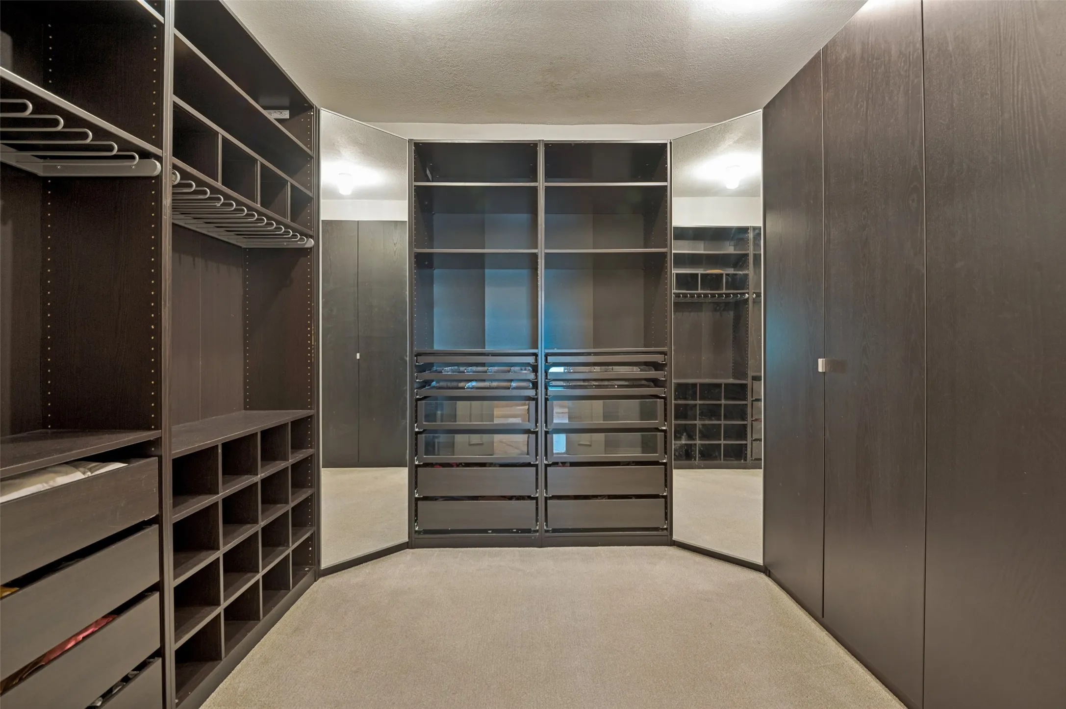 Condominium For Sale in Dallas County , 2205 Canton Street 105, Dallas, Texas 75201, 3 Bedroom, 4 Bathroom, 2 Garage spaces, 3,020 Sqft, built in 2001, mls#21301234, Real Estate Agent in Dallas, Homes For Sale in Dallas county, Homes For Sale in Dallas, Realtor in Dallas Texas, Real Estate Brokerage Independent Realty Texas, Luminita Cordes Realtor
