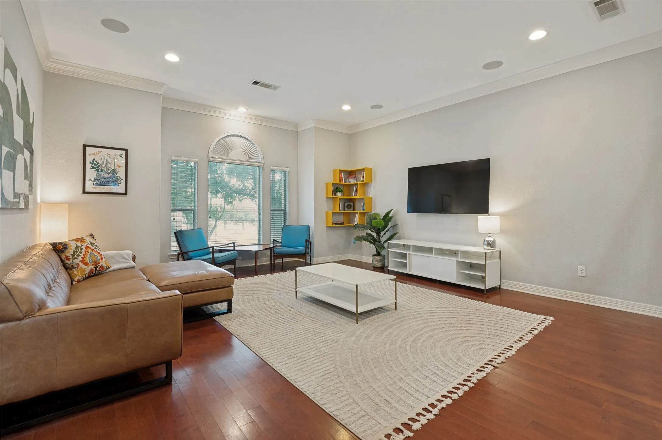 Condominium For Sale in Dallas County , 2205 Canton Street 105, Dallas, Texas 75201, 3 Bedroom, 4 Bathroom, 2 Garage spaces, 3,020 Sqft, built in 2001, mls#21301234, Real Estate Agent in Dallas, Homes For Sale in Dallas county, Homes For Sale in Dallas, Realtor in Dallas Texas, Real Estate Brokerage Independent Realty Texas, Luminita Cordes Realtor