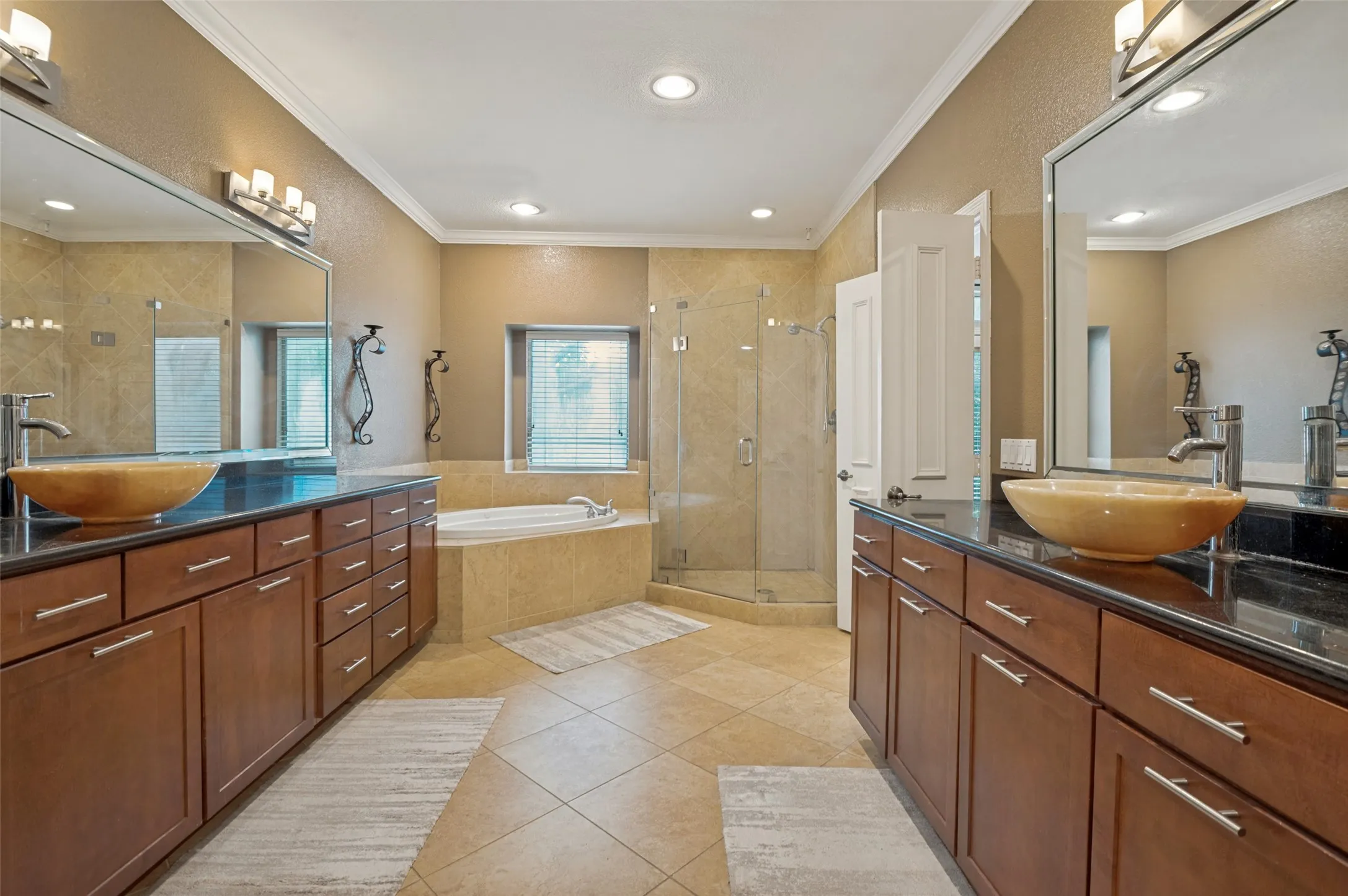 Condominium For Sale in Dallas County , 2205 Canton Street 105, Dallas, Texas 75201, 3 Bedroom, 4 Bathroom, 2 Garage spaces, 3,020 Sqft, built in 2001, mls#21301234, Real Estate Agent in Dallas, Homes For Sale in Dallas county, Homes For Sale in Dallas, Realtor in Dallas Texas, Real Estate Brokerage Independent Realty Texas, Luminita Cordes Realtor