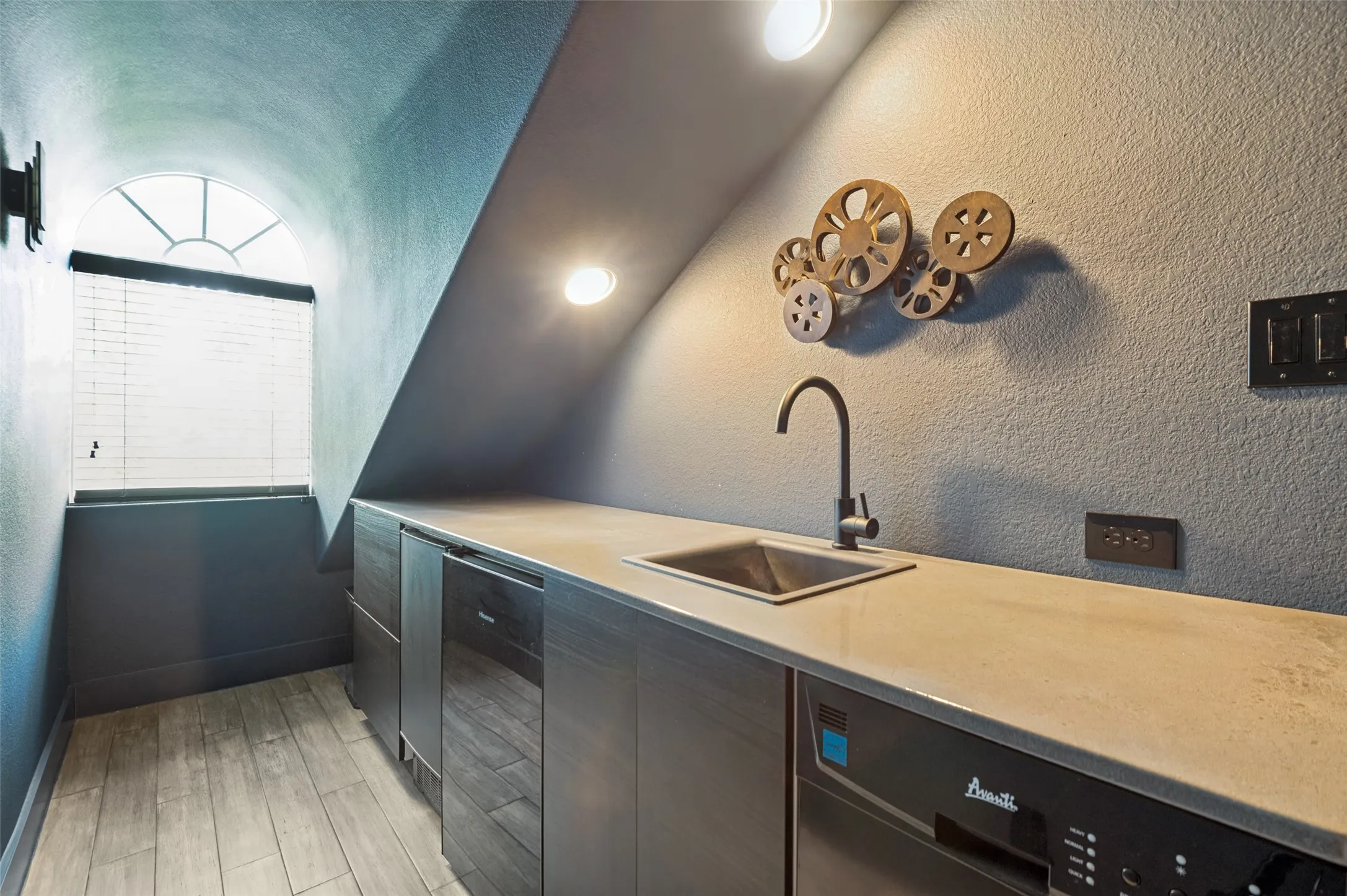 Condominium For Sale in Dallas County , 2205 Canton Street 105, Dallas, Texas 75201, 3 Bedroom, 4 Bathroom, 2 Garage spaces, 3,020 Sqft, built in 2001, mls#21301234, Real Estate Agent in Dallas, Homes For Sale in Dallas county, Homes For Sale in Dallas, Realtor in Dallas Texas, Real Estate Brokerage Independent Realty Texas, Luminita Cordes Realtor