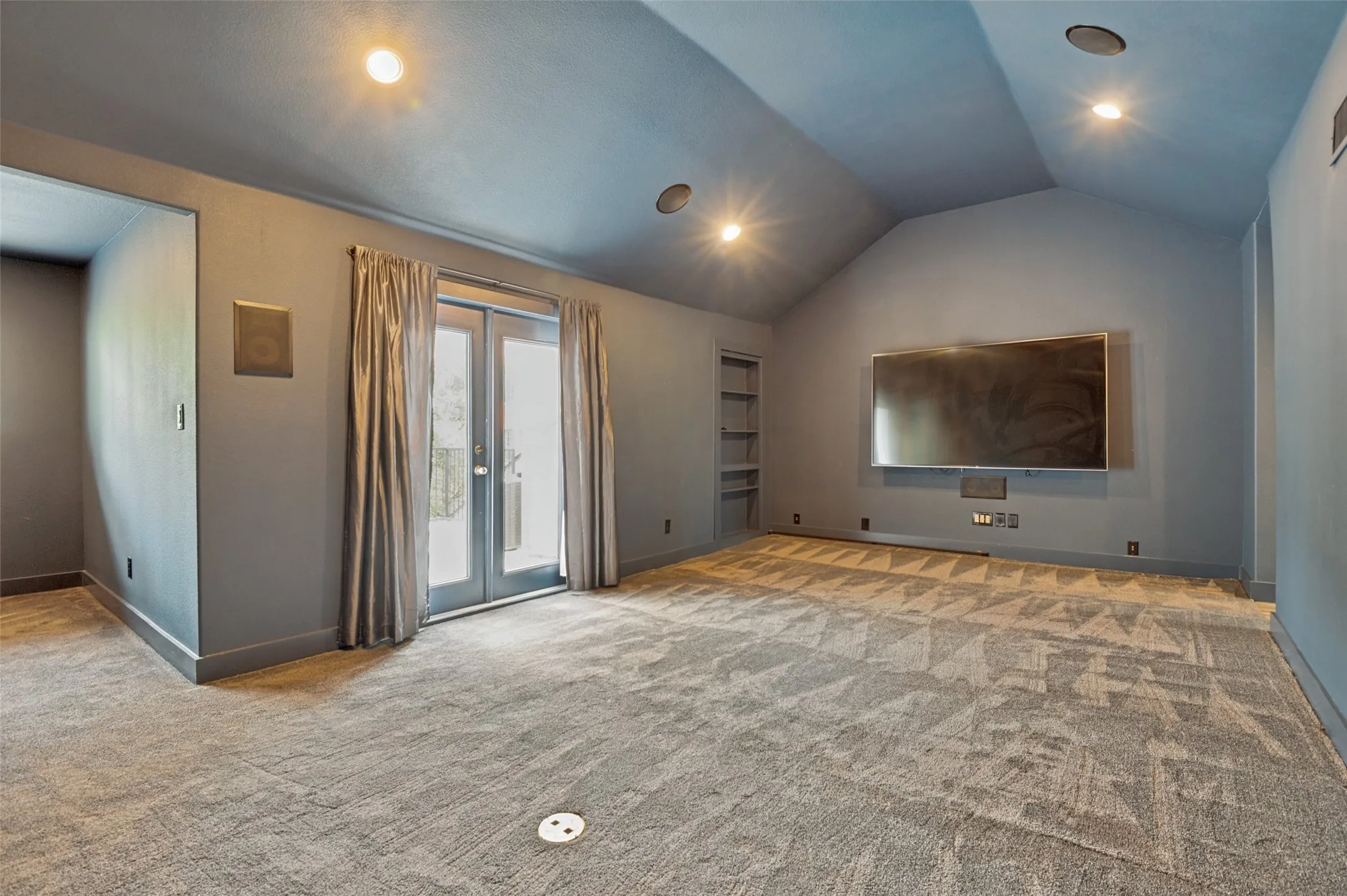 Condominium For Sale in Dallas County , 2205 Canton Street 105, Dallas, Texas 75201, 3 Bedroom, 4 Bathroom, 2 Garage spaces, 3,020 Sqft, built in 2001, mls#21301234, Real Estate Agent in Dallas, Homes For Sale in Dallas county, Homes For Sale in Dallas, Realtor in Dallas Texas, Real Estate Brokerage Independent Realty Texas, Luminita Cordes Realtor