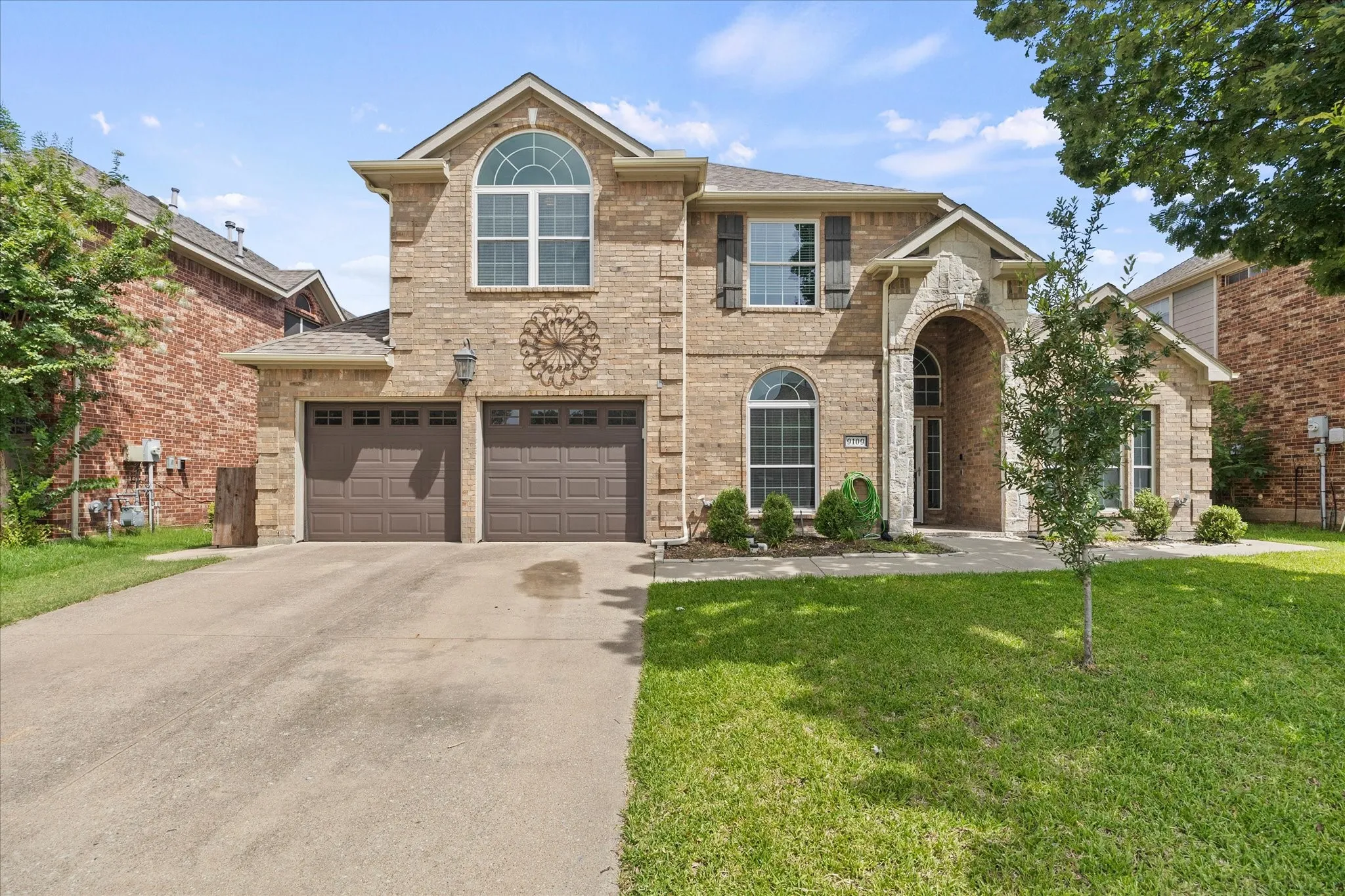 Single Family Residence For Sale in Dallas County , 9109 Hogan Drive, Rowlett, Texas 75089, 4 Bedroom, 3 Bathroom, 2 Garage spaces, 2,988 Sqft, built in 2002, mls#21301374, Real Estate Agent in Rowlett, Homes For Sale in Dallas county, Homes For Sale in Rowlett, Realtor in Rowlett Texas, Real Estate Brokerage Independent Realty Texas, Luminita Cordes Realtor