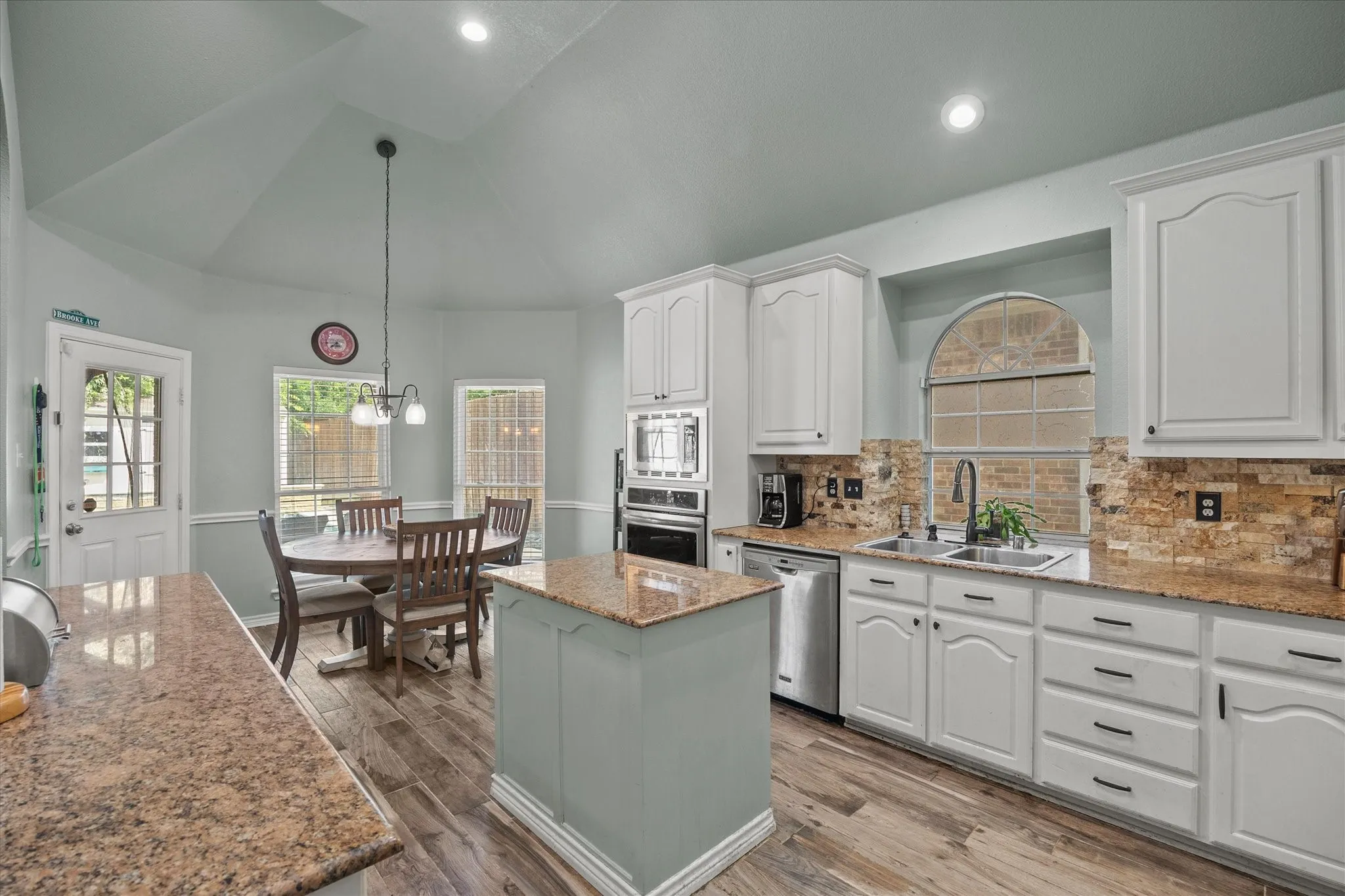 Single Family Residence For Sale in Dallas County , 9109 Hogan Drive, Rowlett, Texas 75089, 4 Bedroom, 3 Bathroom, 2 Garage spaces, 2,988 Sqft, built in 2002, mls#21301374, Real Estate Agent in Rowlett, Homes For Sale in Dallas county, Homes For Sale in Rowlett, Realtor in Rowlett Texas, Real Estate Brokerage Independent Realty Texas, Luminita Cordes Realtor