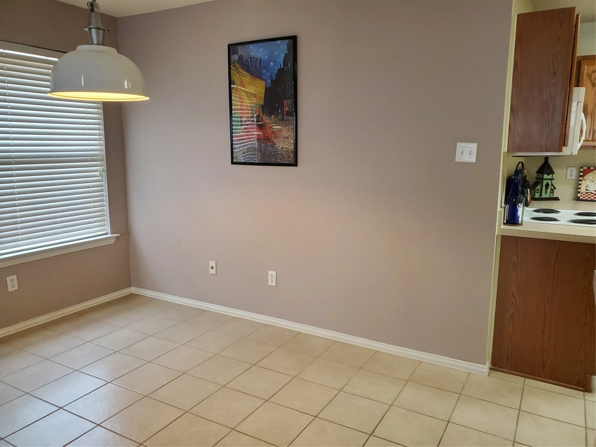 Very roomy breakfast area open to kitchen and family room with tiled floor.