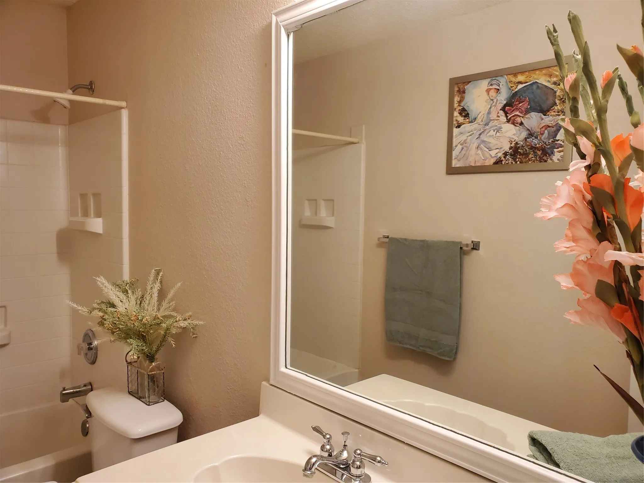 Split bedrooms with 2 bedroom in front. Tiled bath room.