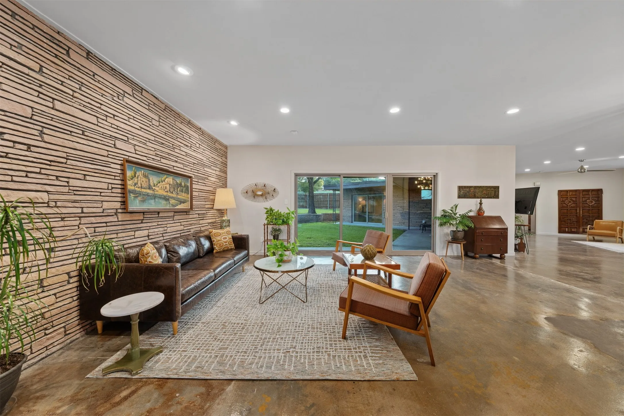 Single Family Residence For Sale in Bosque County , 511 Sunset Street, Clifton, Texas 76634, 2 Bedroom, 2 Bathroom, 2 Garage spaces, 1,843 Sqft, built in 1959, mls#21296219, Real Estate Agent in Clifton, Homes For Sale in Bosque county, Homes For Sale in Clifton, Realtor in Clifton Texas, Real Estate Brokerage Independent Realty Texas, Luminita Cordes Realtor