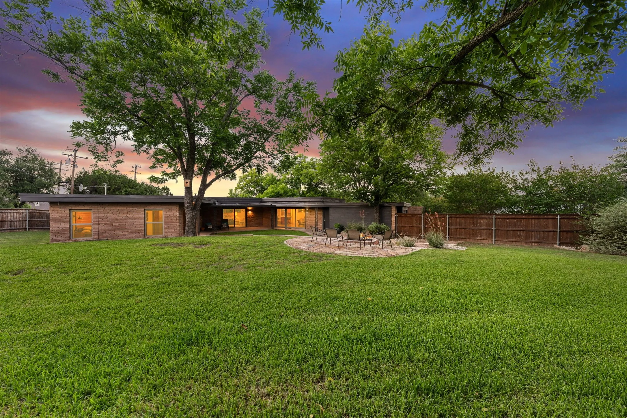 Single Family Residence For Sale in Bosque County , 511 Sunset Street, Clifton, Texas 76634, 2 Bedroom, 2 Bathroom, 2 Garage spaces, 1,843 Sqft, built in 1959, mls#21296219, Real Estate Agent in Clifton, Homes For Sale in Bosque county, Homes For Sale in Clifton, Realtor in Clifton Texas, Real Estate Brokerage Independent Realty Texas, Luminita Cordes Realtor
