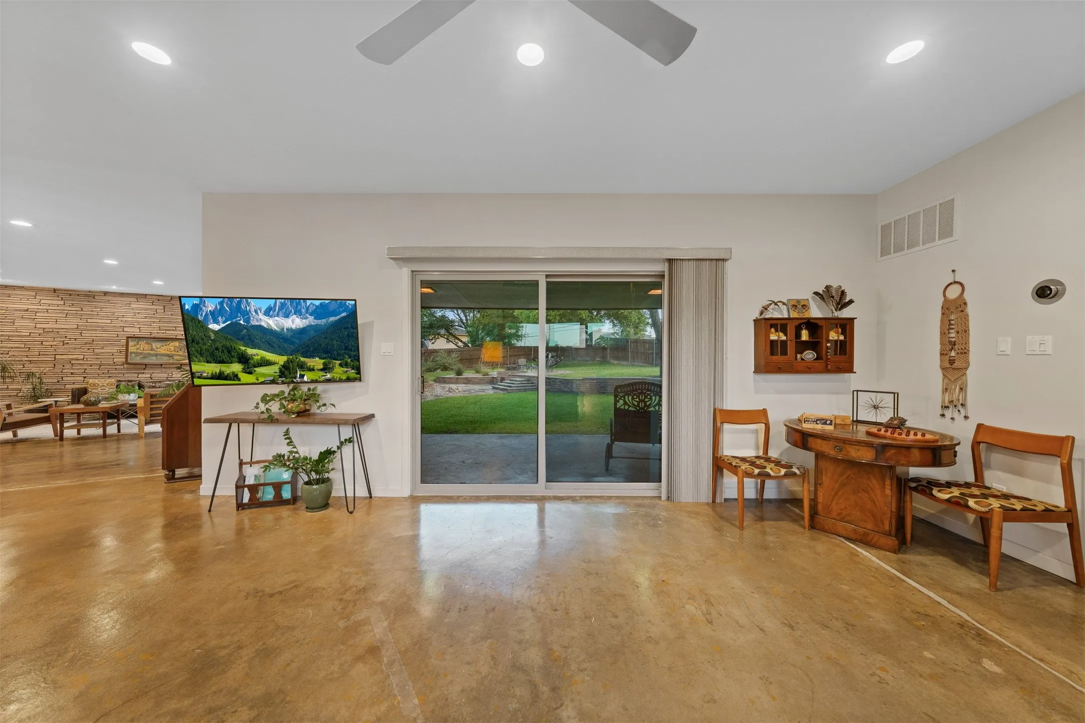 Single Family Residence For Sale in Bosque County , 511 Sunset Street, Clifton, Texas 76634, 2 Bedroom, 2 Bathroom, 2 Garage spaces, 1,843 Sqft, built in 1959, mls#21296219, Real Estate Agent in Clifton, Homes For Sale in Bosque county, Homes For Sale in Clifton, Realtor in Clifton Texas, Real Estate Brokerage Independent Realty Texas, Luminita Cordes Realtor