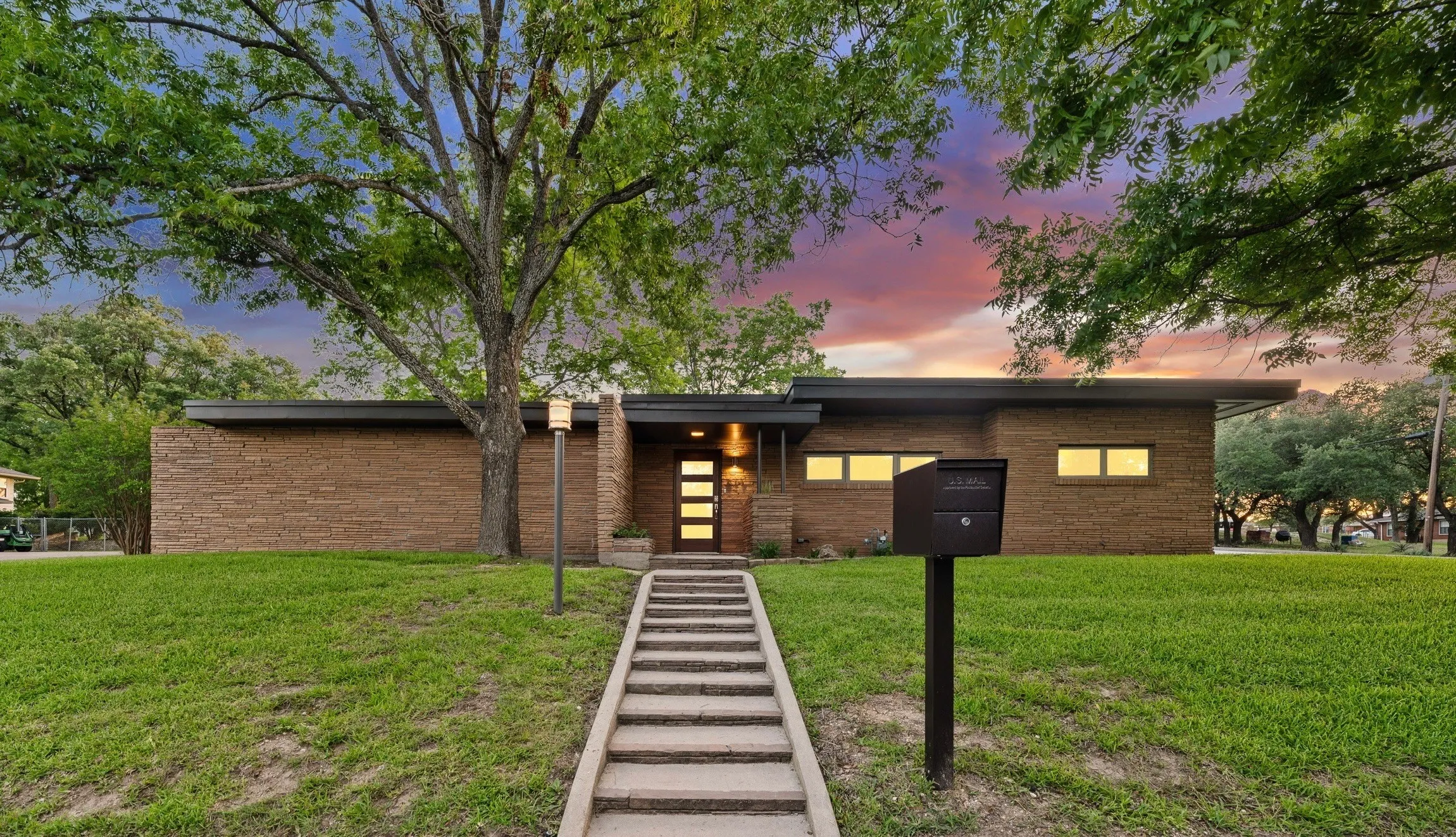 Single Family Residence For Sale in Bosque County , 511 Sunset Street, Clifton, Texas 76634, 2 Bedroom, 2 Bathroom, 2 Garage spaces, 1,843 Sqft, built in 1959, mls#21296219, Real Estate Agent in Clifton, Homes For Sale in Bosque county, Homes For Sale in Clifton, Realtor in Clifton Texas, Real Estate Brokerage Independent Realty Texas, Luminita Cordes Realtor