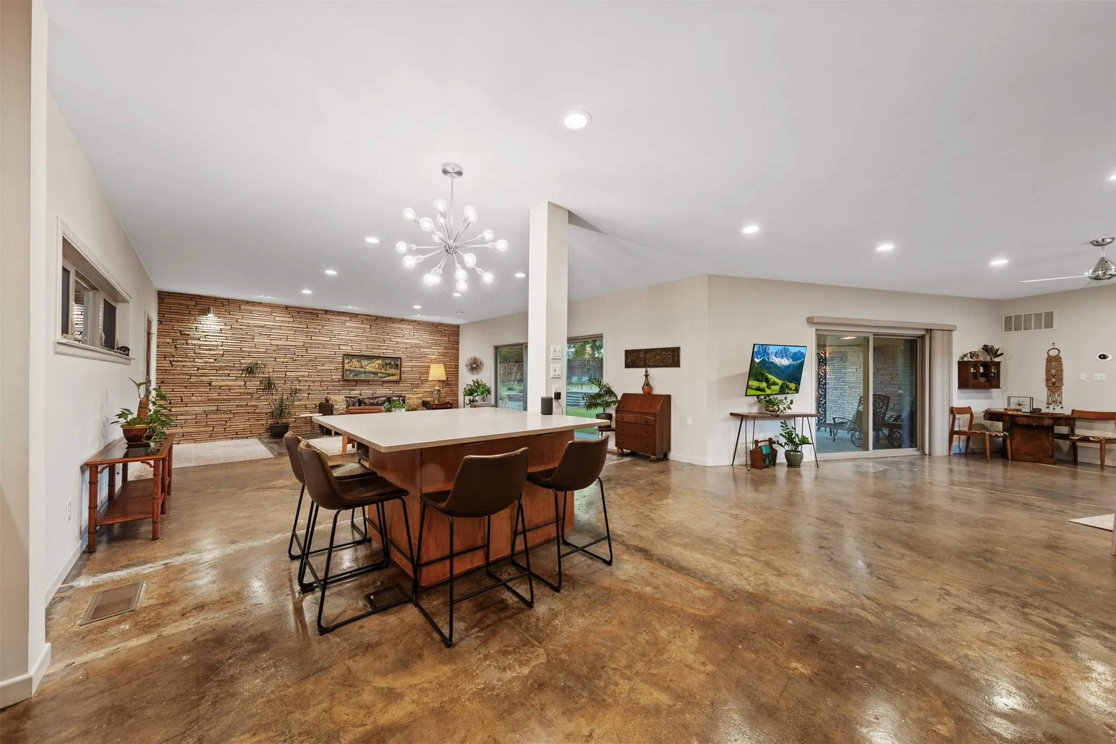 Single Family Residence For Sale in Bosque County , 511 Sunset Street, Clifton, Texas 76634, 2 Bedroom, 2 Bathroom, 2 Garage spaces, 1,843 Sqft, built in 1959, mls#21296219, Real Estate Agent in Clifton, Homes For Sale in Bosque county, Homes For Sale in Clifton, Realtor in Clifton Texas, Real Estate Brokerage Independent Realty Texas, Luminita Cordes Realtor