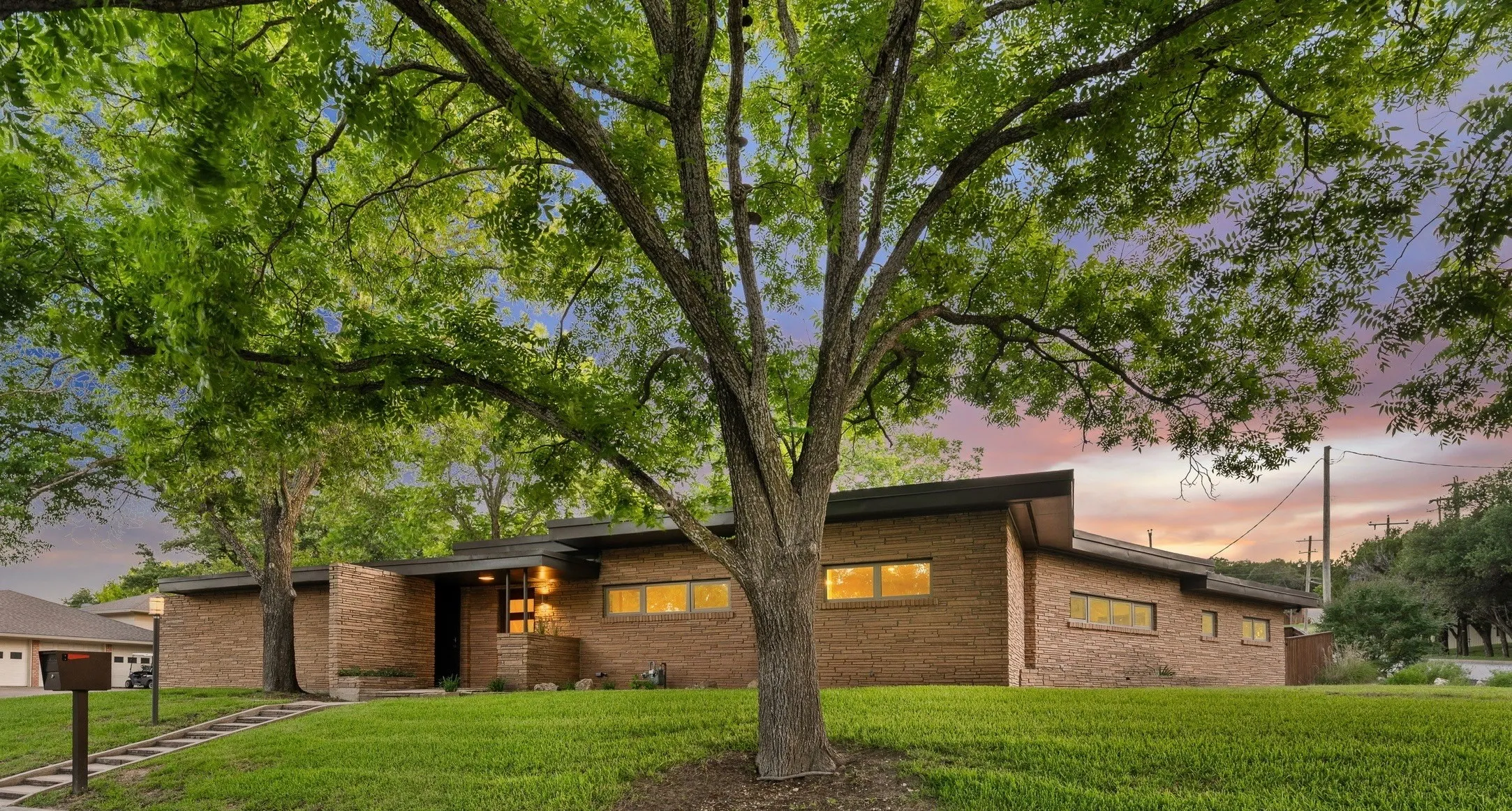 Single Family Residence For Sale in Bosque County , 511 Sunset Street, Clifton, Texas 76634, 2 Bedroom, 2 Bathroom, 2 Garage spaces, 1,843 Sqft, built in 1959, mls#21296219, Real Estate Agent in Clifton, Homes For Sale in Bosque county, Homes For Sale in Clifton, Realtor in Clifton Texas, Real Estate Brokerage Independent Realty Texas, Luminita Cordes Realtor