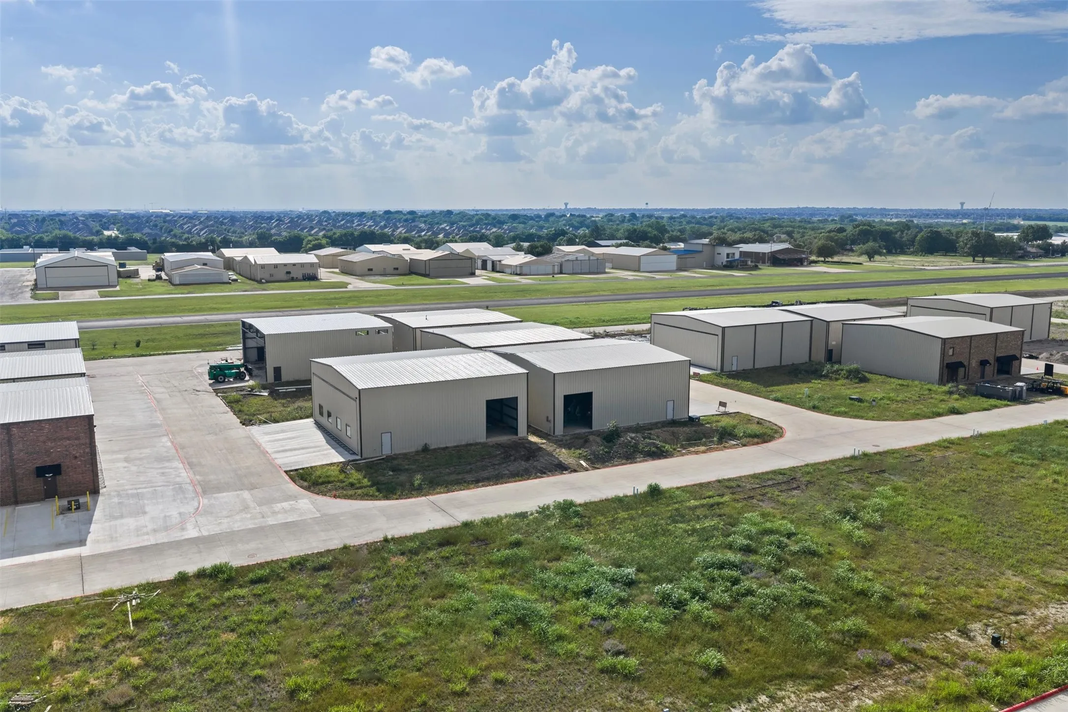 New hangars under construction at Aero Country East Airport T31