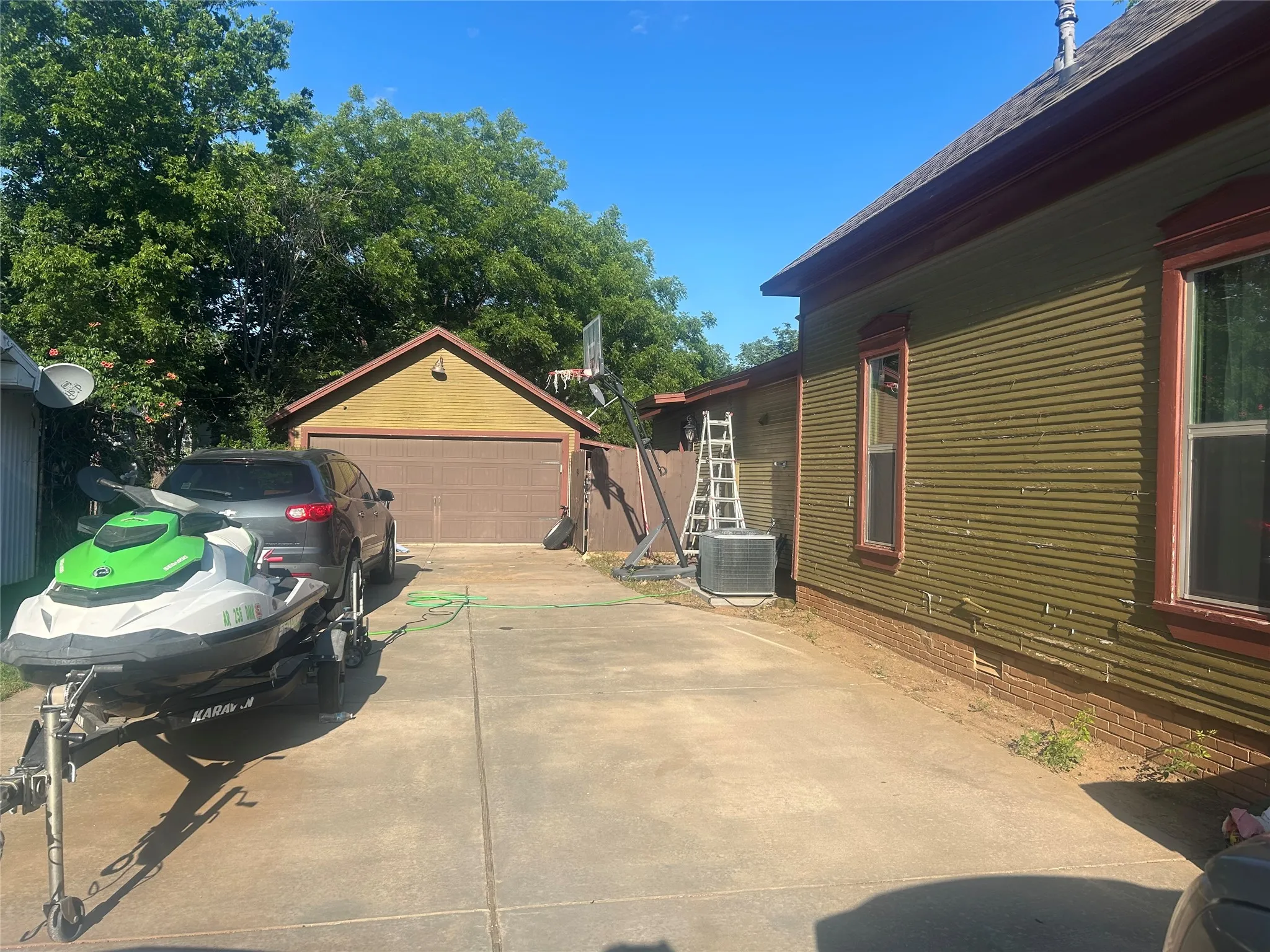 Single Family Residence For Sale in Young County , 731 Kentucky Street, Graham, Texas 76450, 3 Bedrooms, 4 Bathrooms, 2 Garage spaces, 1,208 Sqft, built in 1950, Price $325,000, mls#21301524, Real Estate Agent in Graham, Homes For Sale in Young county, Homes For Sale in Graham, Realtor in Graham Texas, Real Estate Brokerage Independent Realty Texas, Luminita Cordes Realtor
