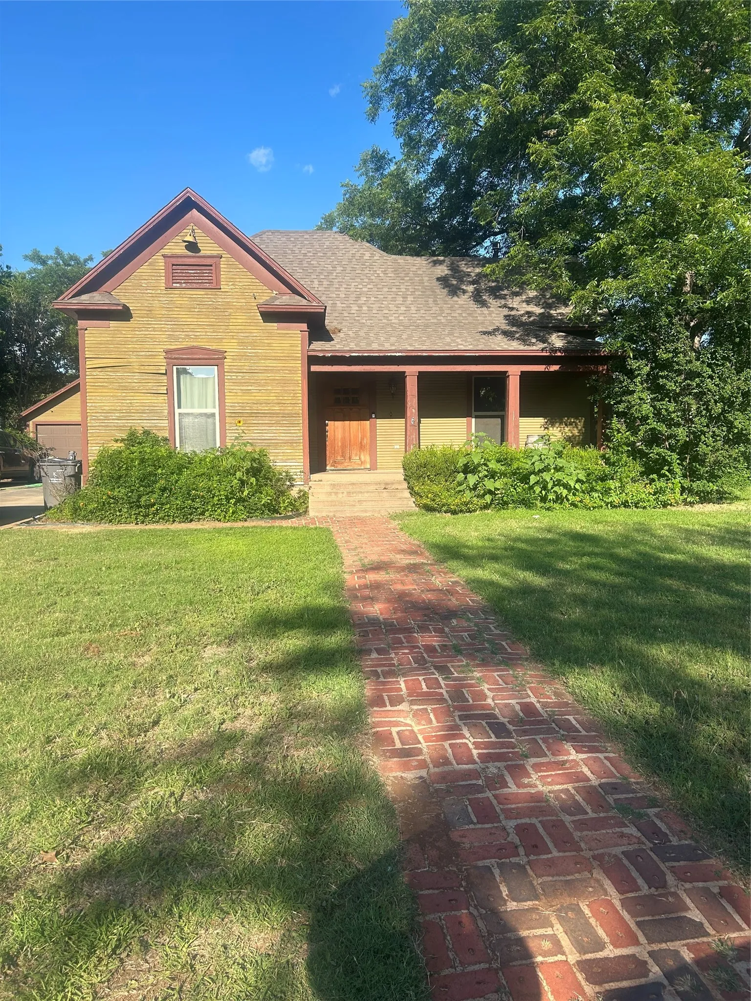 Single Family Residence For Sale in Young County , 731 Kentucky Street, Graham, Texas 76450, 3 Bedrooms, 4 Bathrooms, 2 Garage spaces, 1,208 Sqft, built in 1950, Price $325,000, mls#21301524, Real Estate Agent in Graham, Homes For Sale in Young county, Homes For Sale in Graham, Realtor in Graham Texas, Real Estate Brokerage Independent Realty Texas, Luminita Cordes Realtor