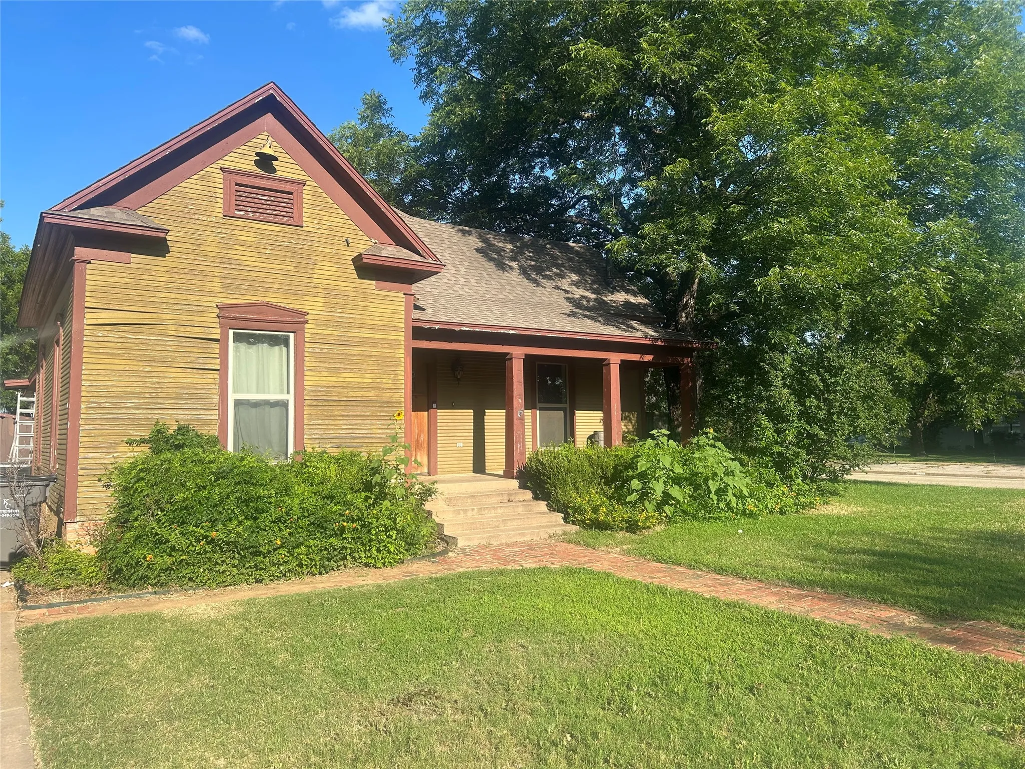 Single Family Residence For Sale in Young County , 731 Kentucky Street, Graham, Texas 76450, 3 Bedrooms, 4 Bathrooms, 2 Garage spaces, 1,208 Sqft, built in 1950, Price $325,000, mls#21301524, Real Estate Agent in Graham, Homes For Sale in Young county, Homes For Sale in Graham, Realtor in Graham Texas, Real Estate Brokerage Independent Realty Texas, Luminita Cordes Realtor