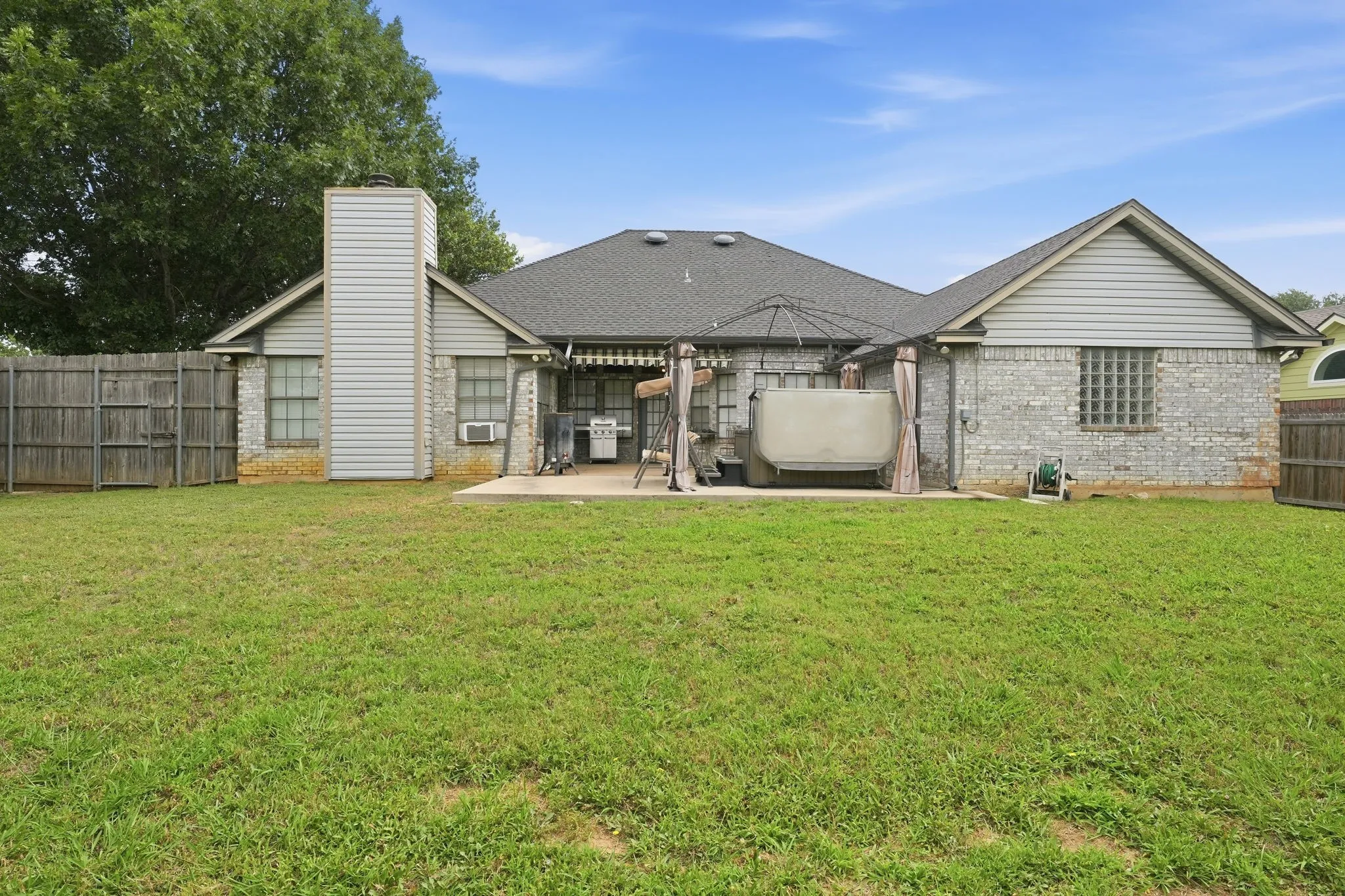 Single Family Residence For Sale in Tarrant County , 7600 Chapman Drive, North Richland Hills, Texas 76182, 4 Bedroom, 2 Bathroom, 2 Garage spaces, 2,311 Sqft, built in 1990, mls#21301527, Real Estate Agent in North Richland Hills, Homes For Sale in Tarrant county, Homes For Sale in North Richland Hills, Realtor in North Richland Hills Texas, Real Estate Brokerage Independent Realty Texas, Luminita Cordes Realtor