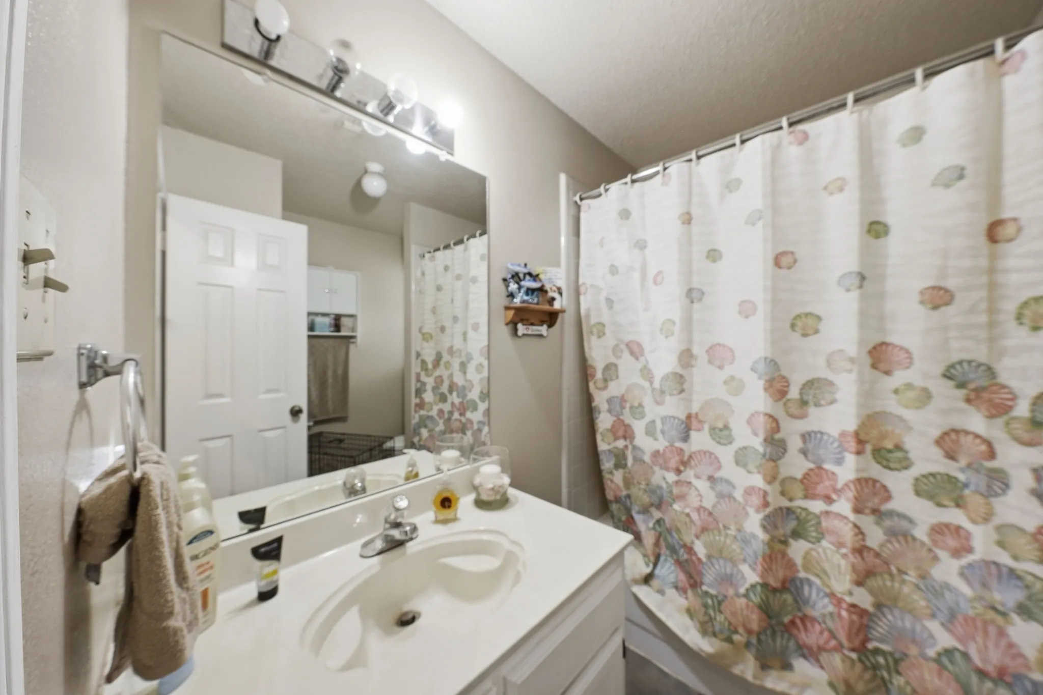 Single Family Residence For Sale in Tarrant County , 7600 Chapman Drive, North Richland Hills, Texas 76182, 4 Bedroom, 2 Bathroom, 2 Garage spaces, 2,311 Sqft, built in 1990, mls#21301527, Real Estate Agent in North Richland Hills, Homes For Sale in Tarrant county, Homes For Sale in North Richland Hills, Realtor in North Richland Hills Texas, Real Estate Brokerage Independent Realty Texas, Luminita Cordes Realtor
