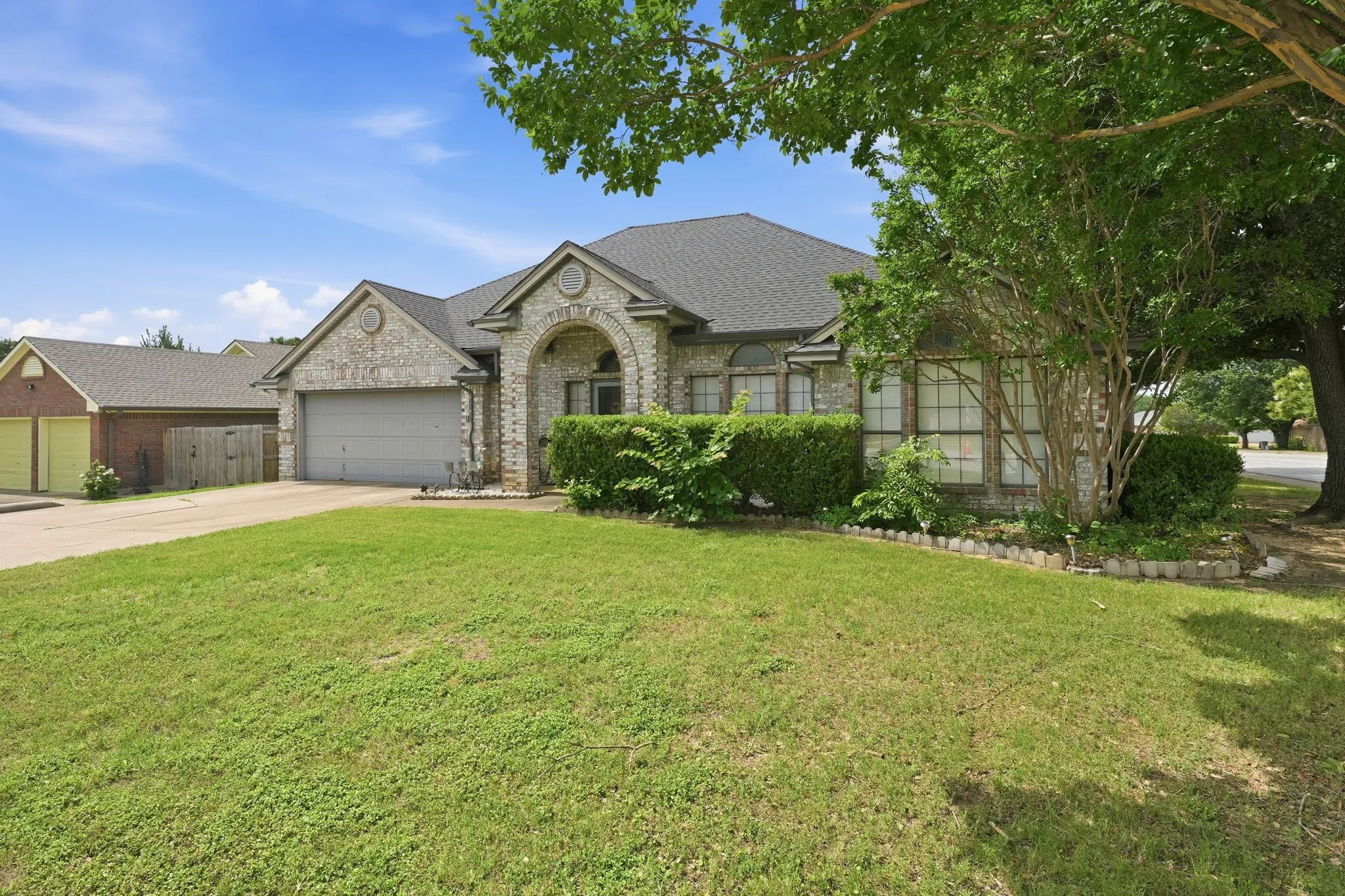 Single Family Residence For Sale in Tarrant County , 7600 Chapman Drive, North Richland Hills, Texas 76182, 4 Bedroom, 2 Bathroom, 2 Garage spaces, 2,311 Sqft, built in 1990, mls#21301527, Real Estate Agent in North Richland Hills, Homes For Sale in Tarrant county, Homes For Sale in North Richland Hills, Realtor in North Richland Hills Texas, Real Estate Brokerage Independent Realty Texas, Luminita Cordes Realtor