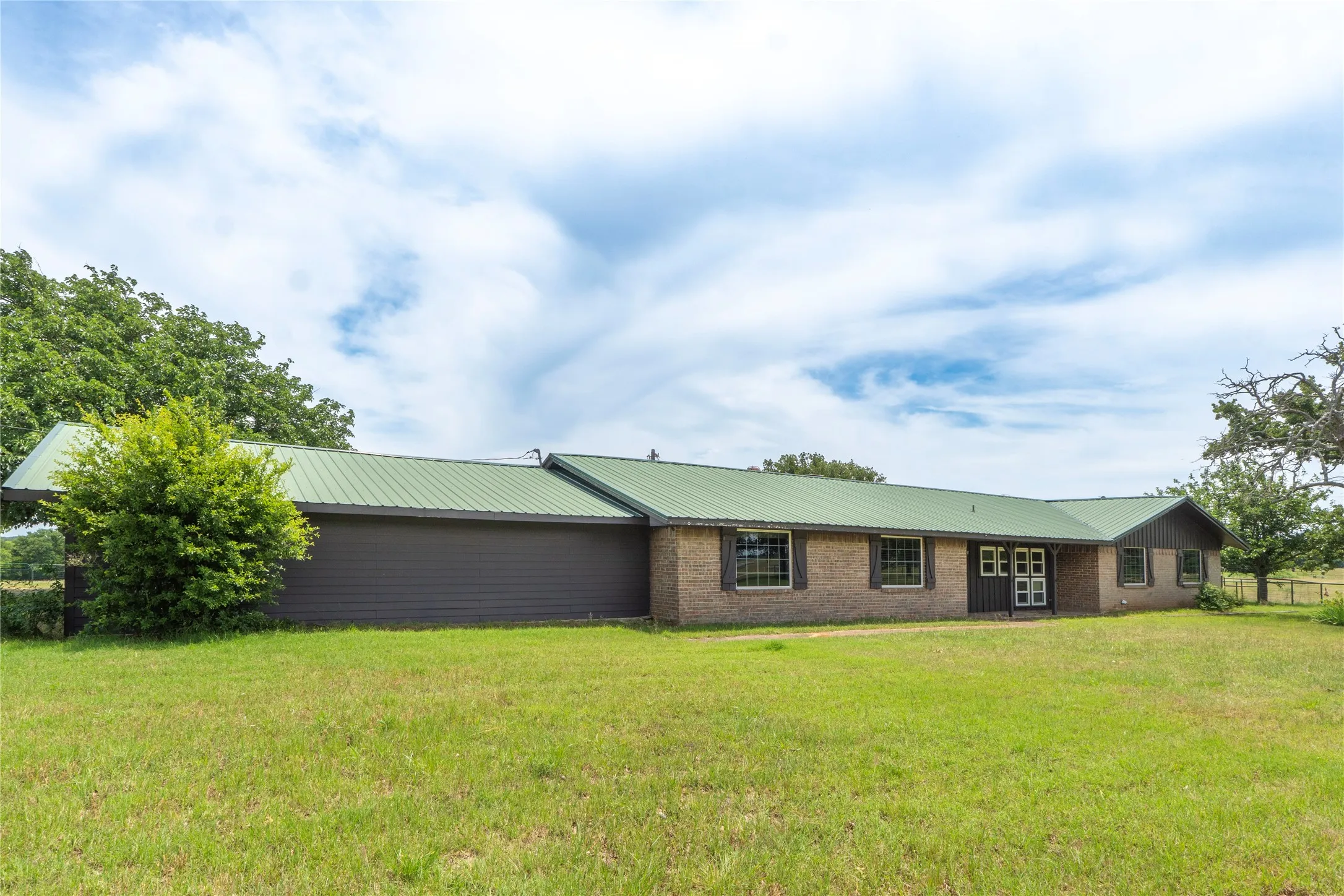 Farm For Sale in Montague County , 519 Fm 1815, Nocona, Texas 76255, 3 Bedroom, 3 Bathroom, 1 Garage spaces, 2,290 Sqft, built in 1970, mls#21285619, Real Estate Agent in Nocona, Homes For Sale in Montague county, Homes For Sale in Nocona, Realtor in Nocona Texas, Real Estate Brokerage Independent Realty Texas, Luminita Cordes Realtor