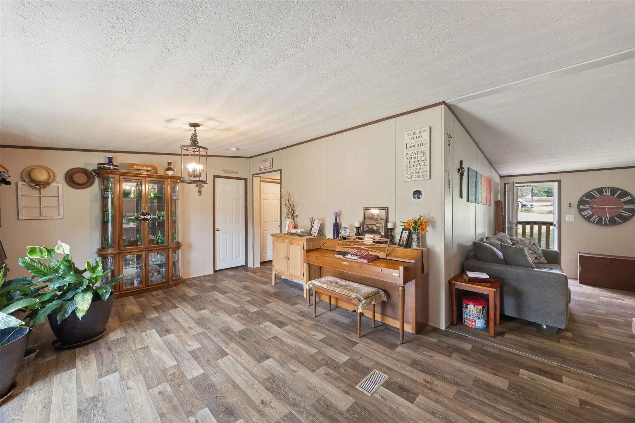Mobile Home For Sale in Parker County , 514 Blue Sky Court, Springtown, Texas 76082, 4 Bedroom, 2 Bathroom, Garage spaces, 1,568 Sqft, built in 2023, mls#21299610, Real Estate Agent in Springtown, Homes For Sale in Parker county, Homes For Sale in Springtown, Realtor in Springtown Texas, Real Estate Brokerage Independent Realty Texas, Luminita Cordes Realtor