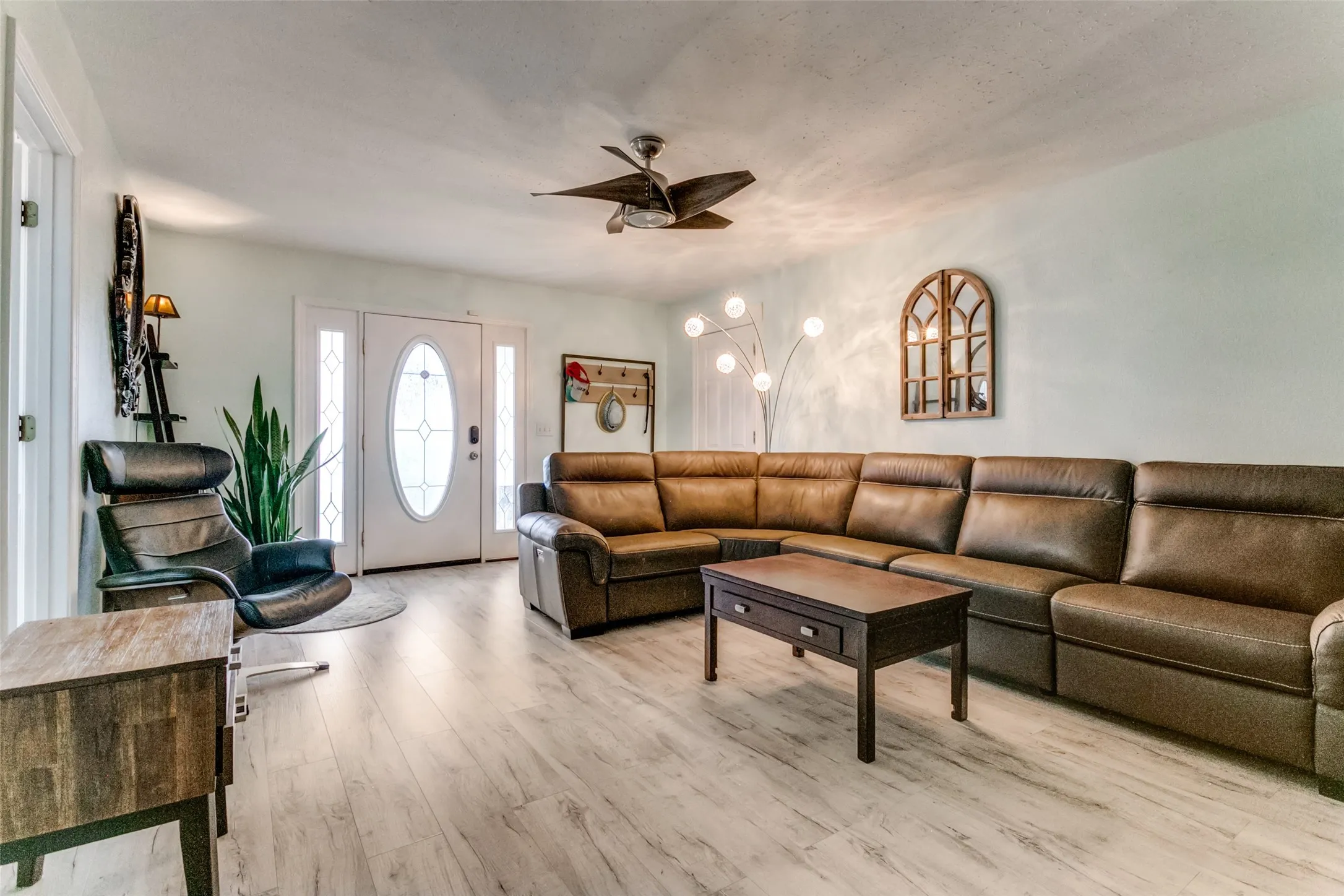 Single Family Residence For Sale in Tarrant County , 500 S Las Vegas Trail, White Settlement, Texas 76108, 3 Bedroom, 2 Bathroom, 2 Garage spaces, 1,175 Sqft, built in 2002, mls#21301245, Real Estate Agent in White Settlement, Homes For Sale in Tarrant county, Homes For Sale in White Settlement, Realtor in White Settlement Texas, Real Estate Brokerage Independent Realty Texas, Luminita Cordes Realtor