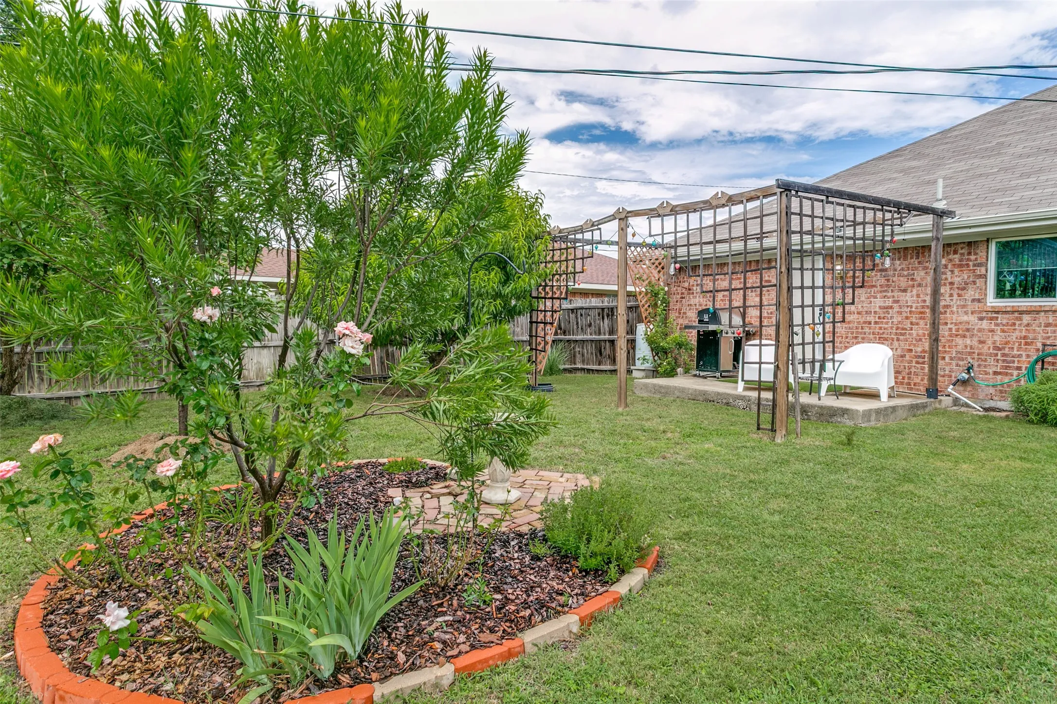 Single Family Residence For Sale in Tarrant County , 500 S Las Vegas Trail, White Settlement, Texas 76108, 3 Bedroom, 2 Bathroom, 2 Garage spaces, 1,175 Sqft, built in 2002, mls#21301245, Real Estate Agent in White Settlement, Homes For Sale in Tarrant county, Homes For Sale in White Settlement, Realtor in White Settlement Texas, Real Estate Brokerage Independent Realty Texas, Luminita Cordes Realtor